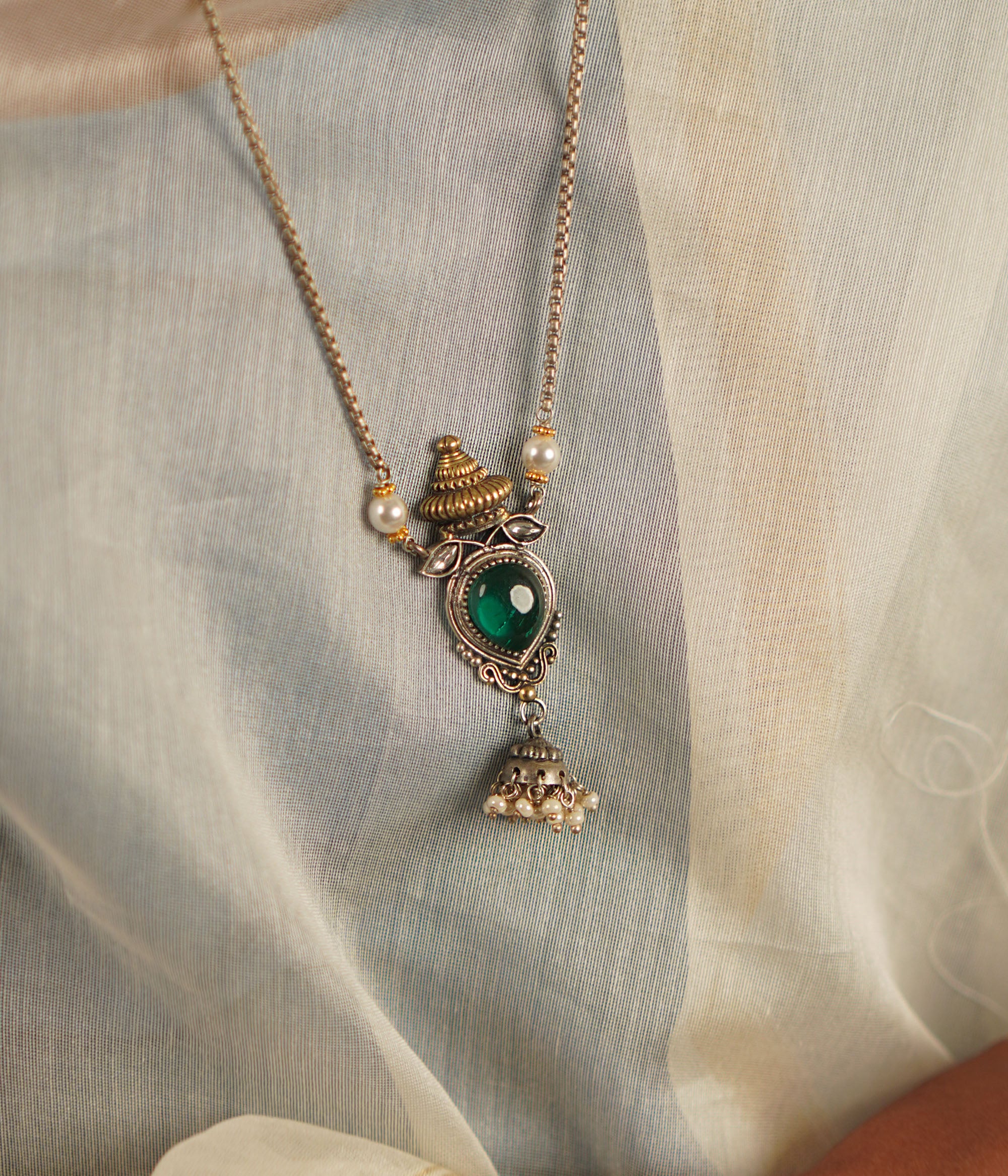Elegant Kani Necklace with Green Kundan and Pearls for Weddings