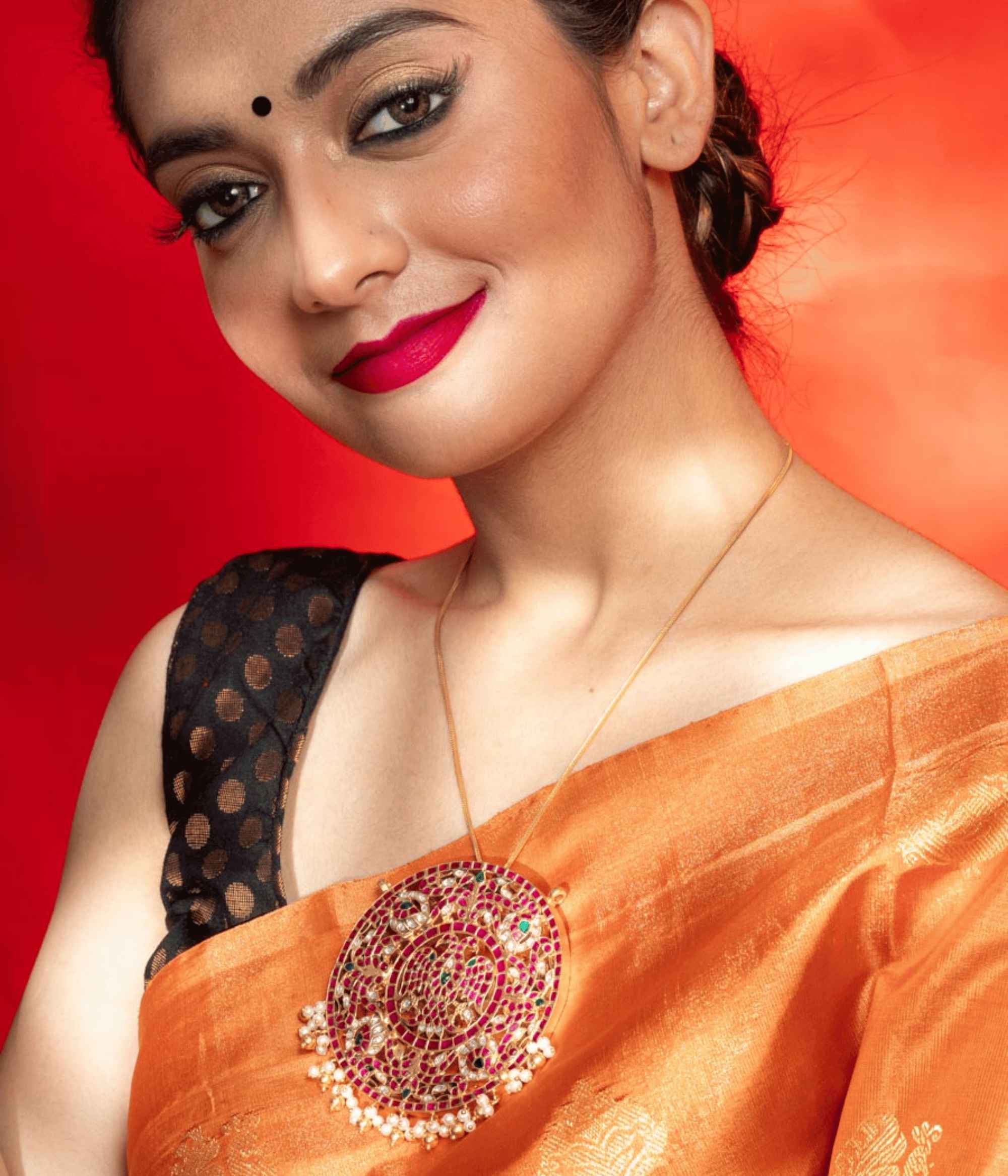 Abani Kundan Pendant
,Abani Kundan Pendant in 92.5 silver with red & white Kundan stones and pearls – DivasMantra