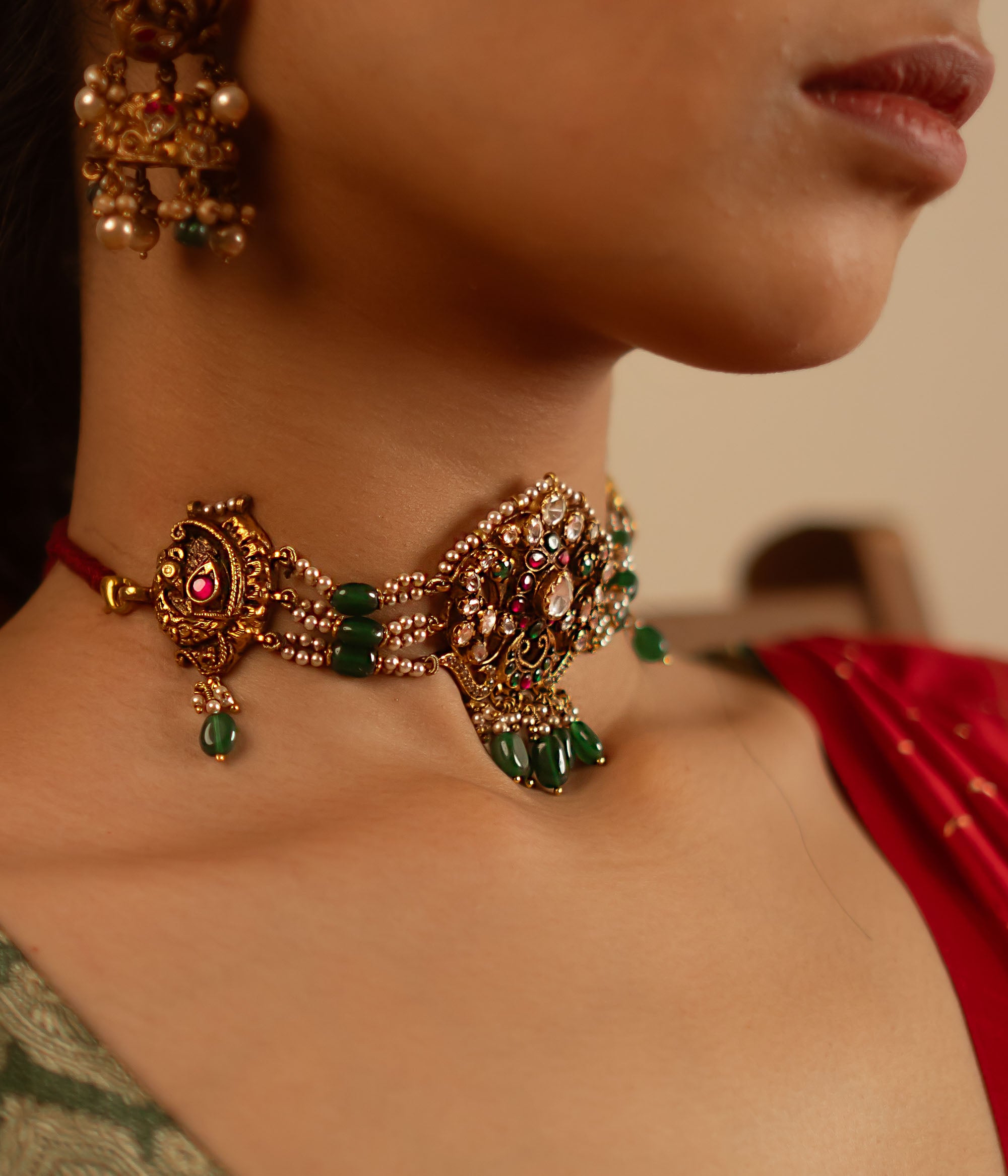 Elegant gold plated Kundan choker with complementary back rope