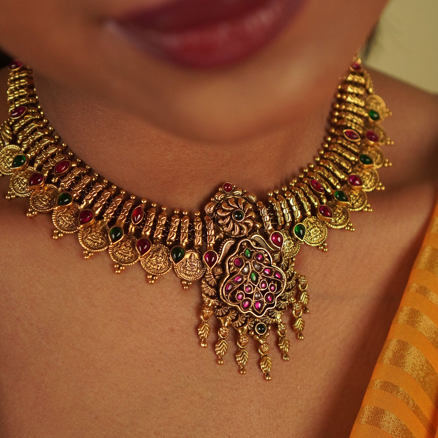This temple necklace embodies the vibrant colors of India, blending kundans and kasu techniques to create a harmonious celebration of cultural heritage.
