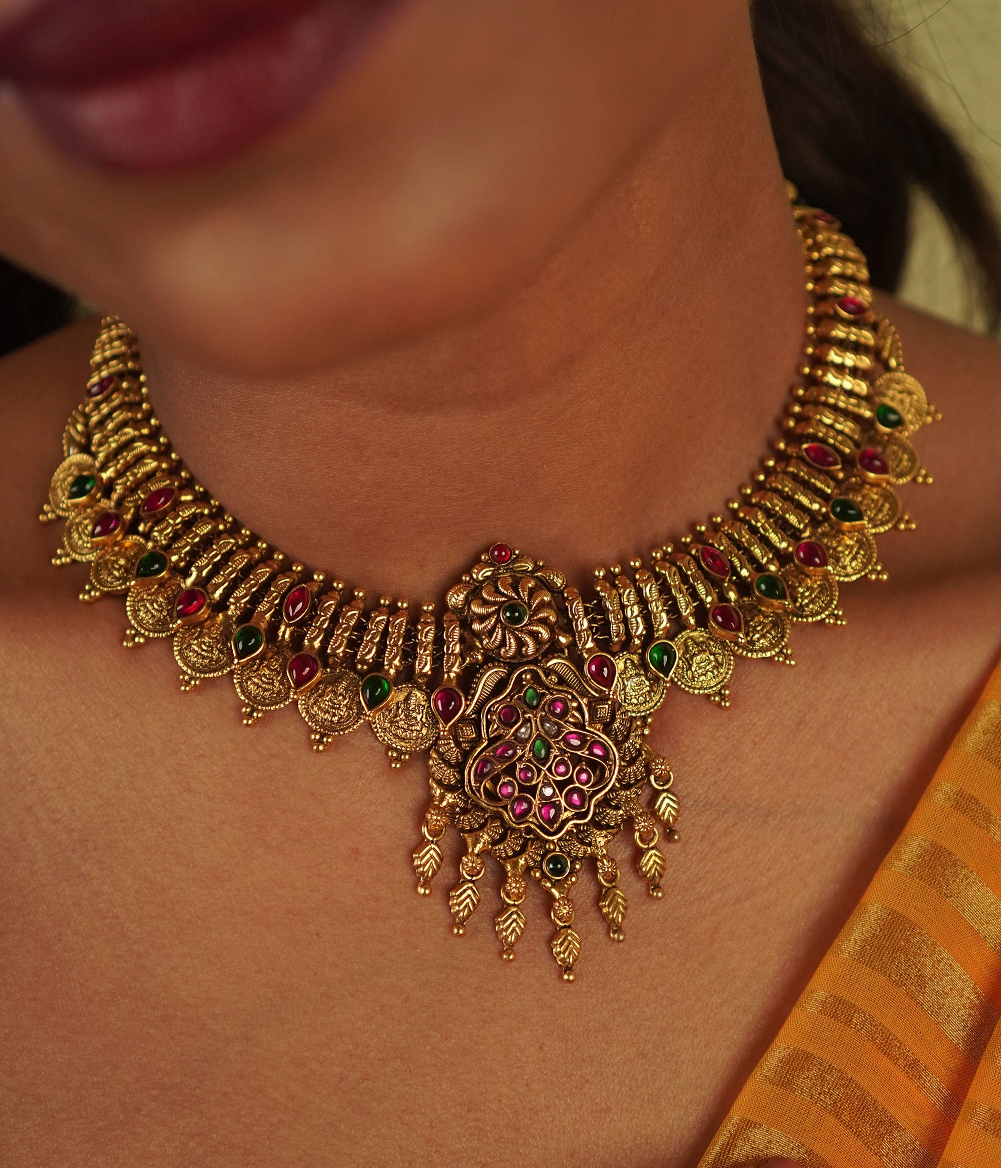 This temple necklace embodies the vibrant colors of India, blending kundans and kasu techniques to create a harmonious celebration of cultural heritage.