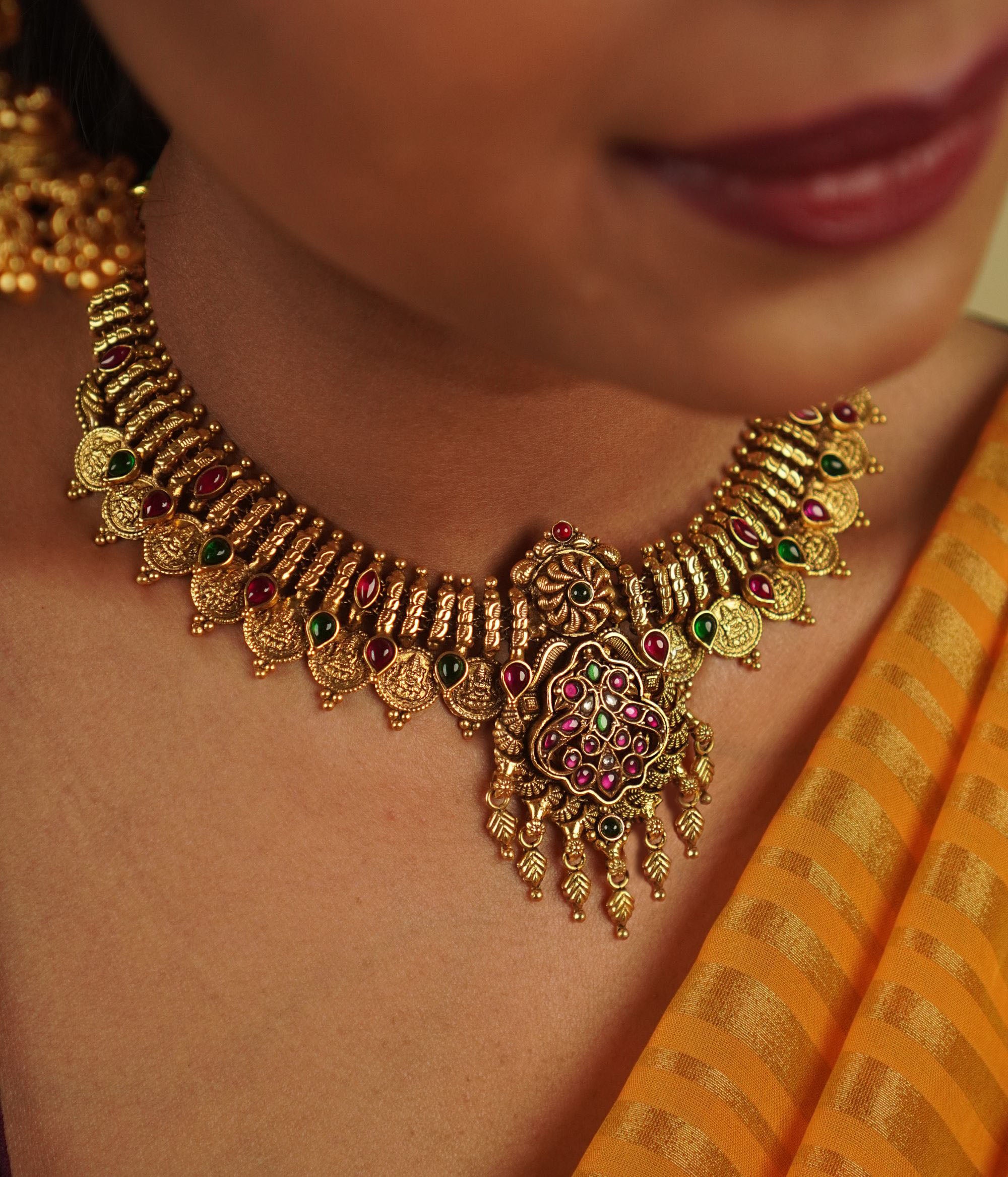 This temple necklace embodies the vibrant colors of India, blending kundans and kasu techniques to create a harmonious celebration of cultural heritage.