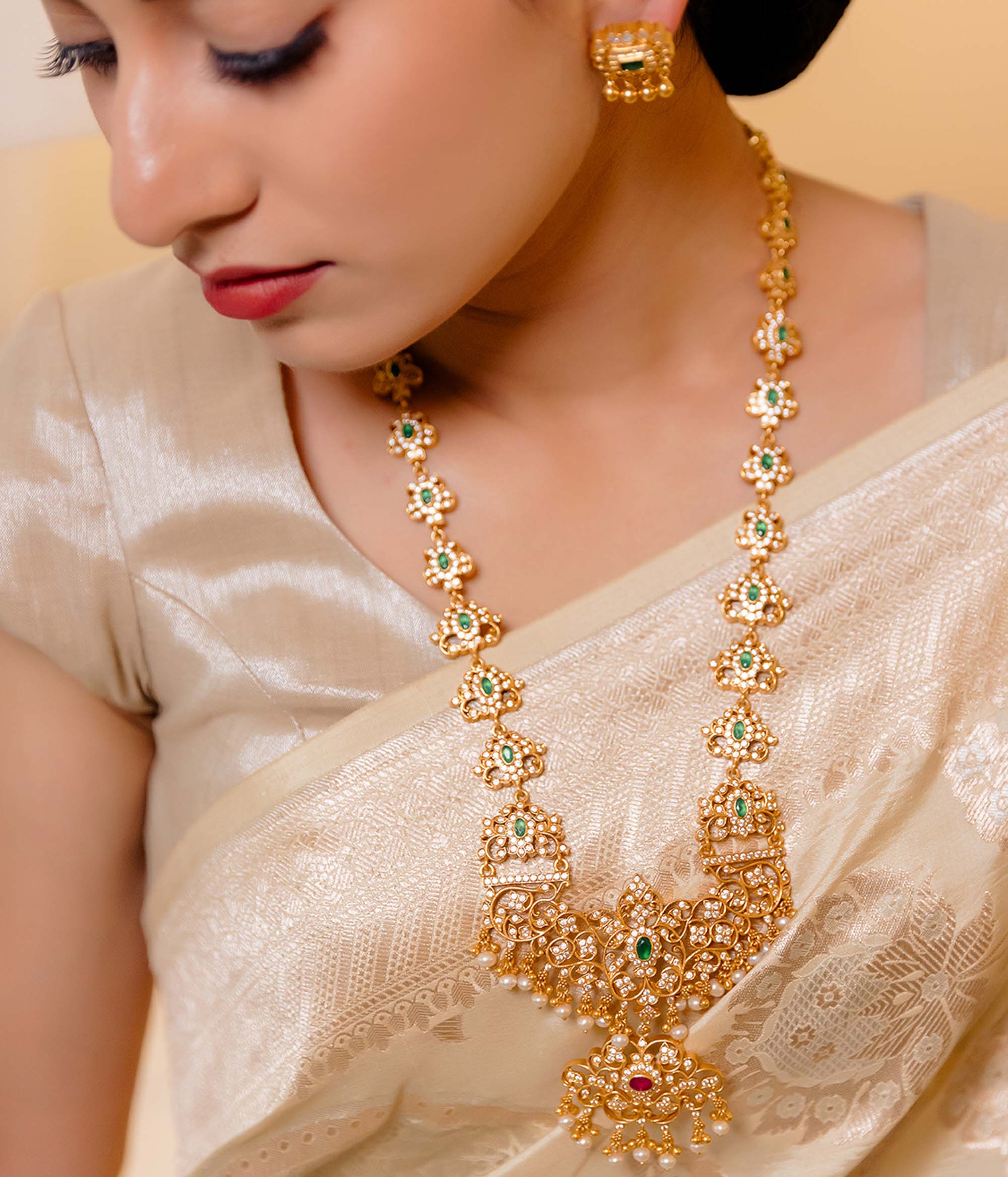 Traditional Indian necklace with pearls and silver finish
