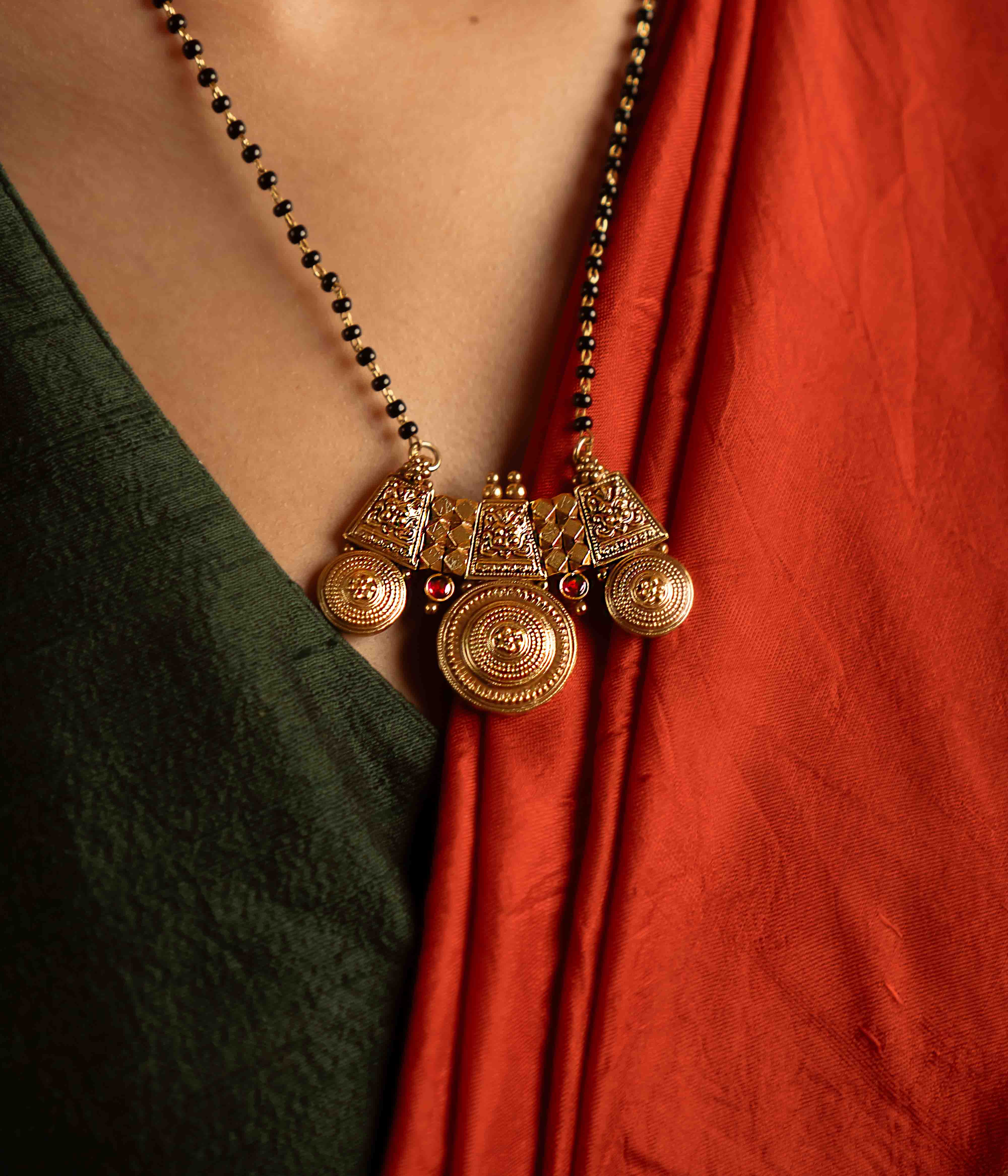 Heritage vows reimagined! The Asoniya gold-plated silver mangalsutra, adorned with black beads, beautifully symbolizes love and tradition—an everlasting heirloom of elegance.