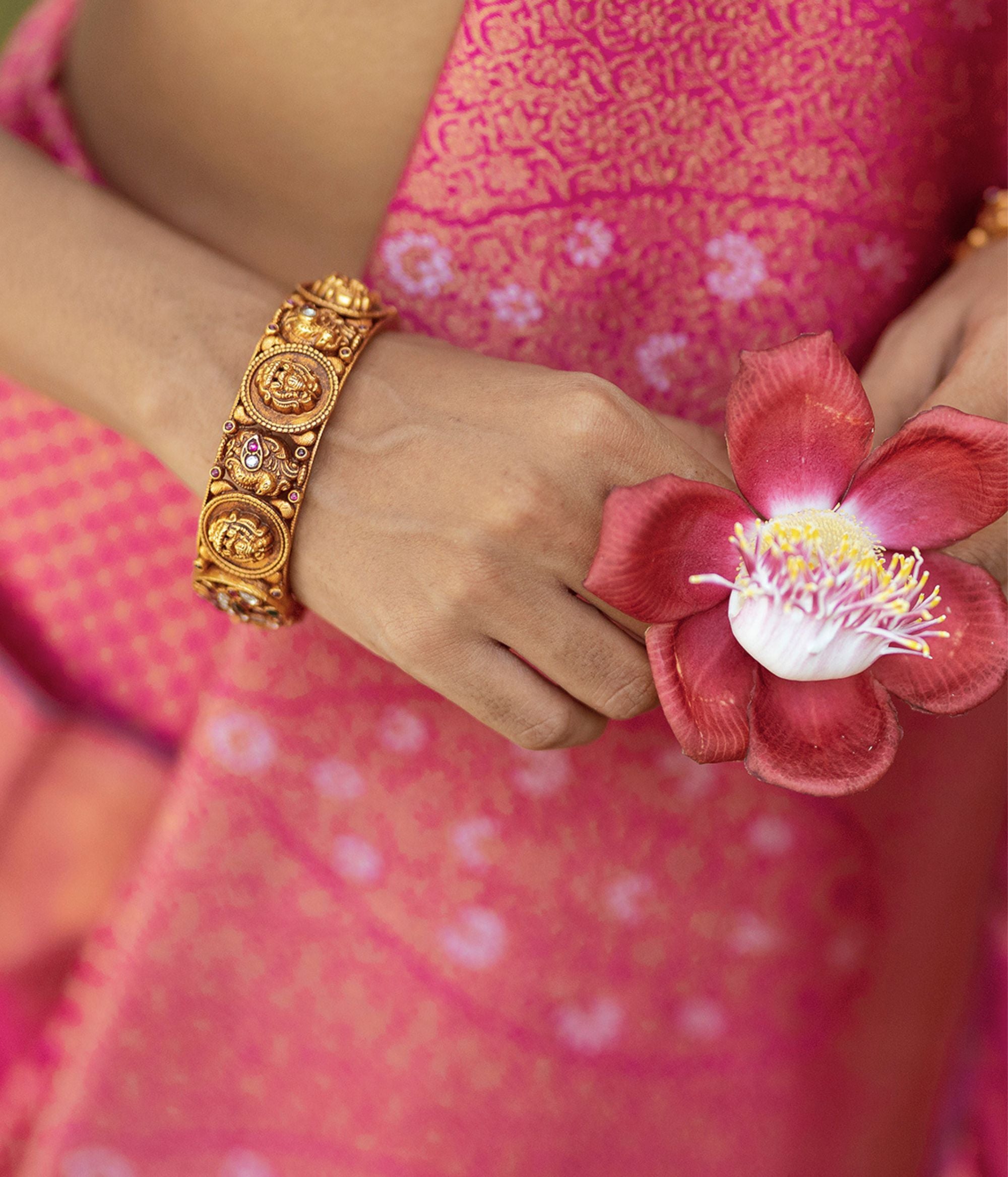 Avya Antique Nakshi Kada