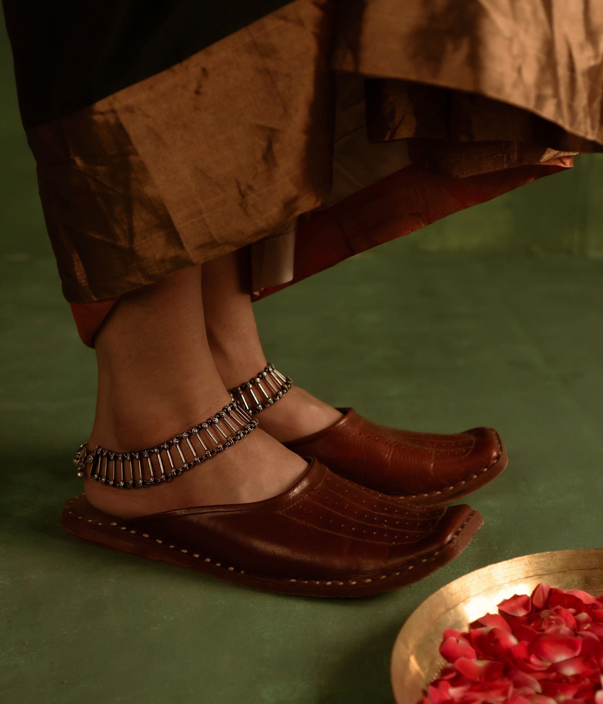 This anklet is a tribute to heritage, with each bold column showcasing exceptional craftsmanship, and every soft jingle resonating with the essence of India's rich and vibrant culture.