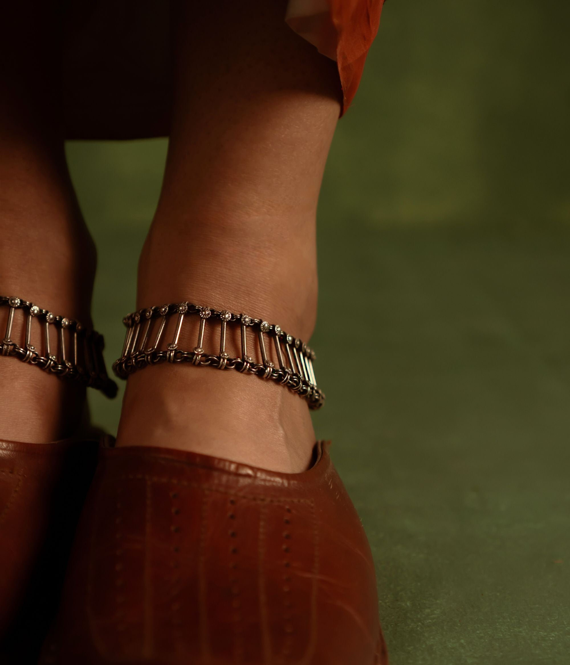 This anklet is a tribute to heritage, with each bold column showcasing exceptional craftsmanship, and every soft jingle resonating with the essence of India's rich and vibrant culture.