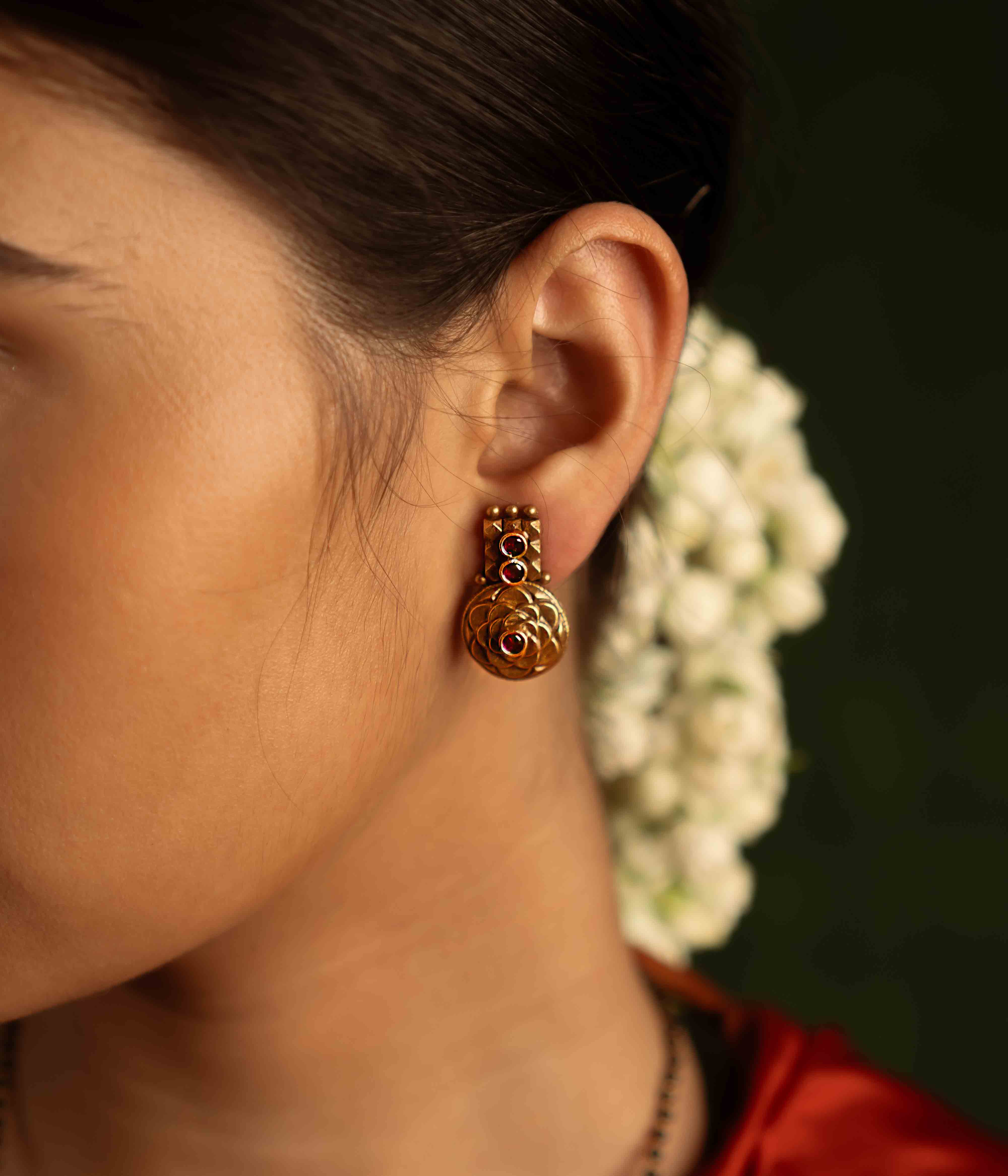 Echoes of tradition! Banphool earrings: Gold-plated silver adorned with cultural motifs, honoring India's artistry. A graceful touch of heritage for any style.