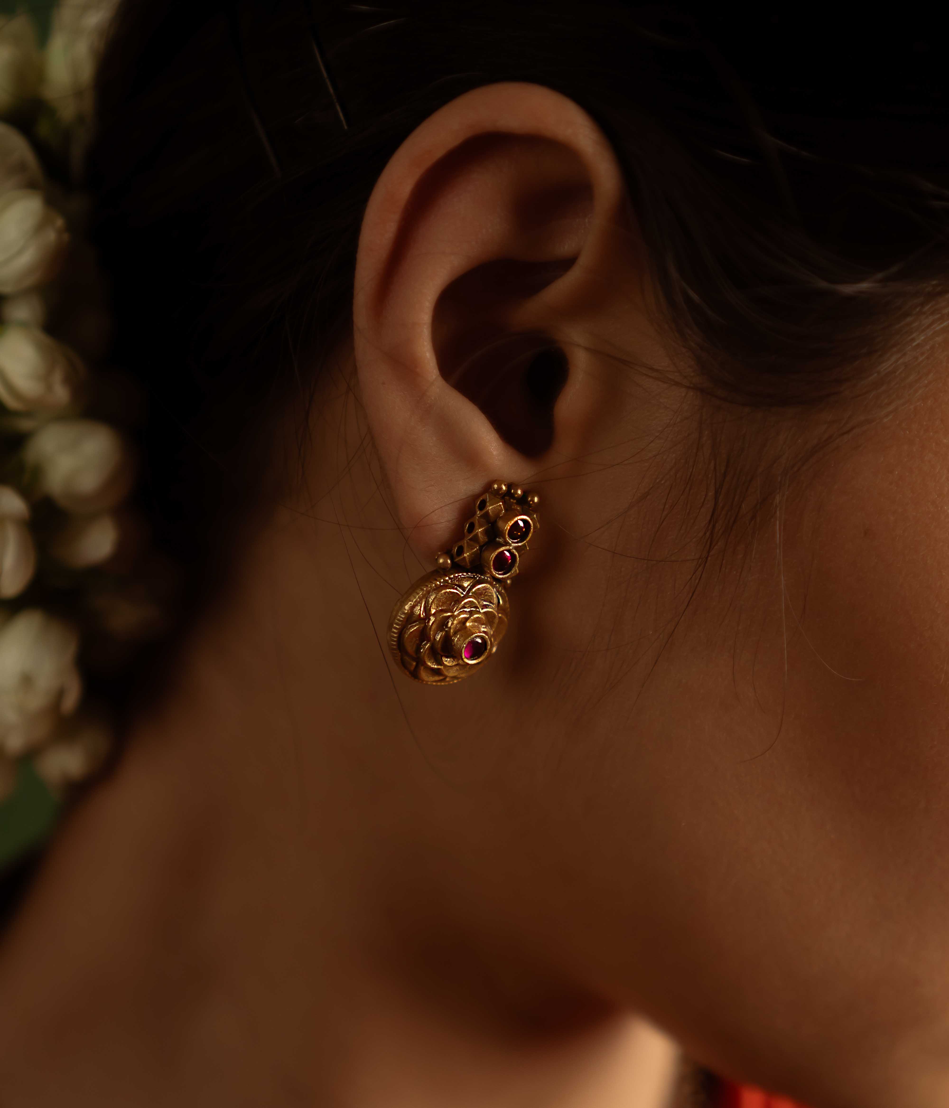 Echoes of tradition! Banphool earrings: Gold-plated silver adorned with cultural motifs, honoring India's artistry. A graceful touch of heritage for any style.
