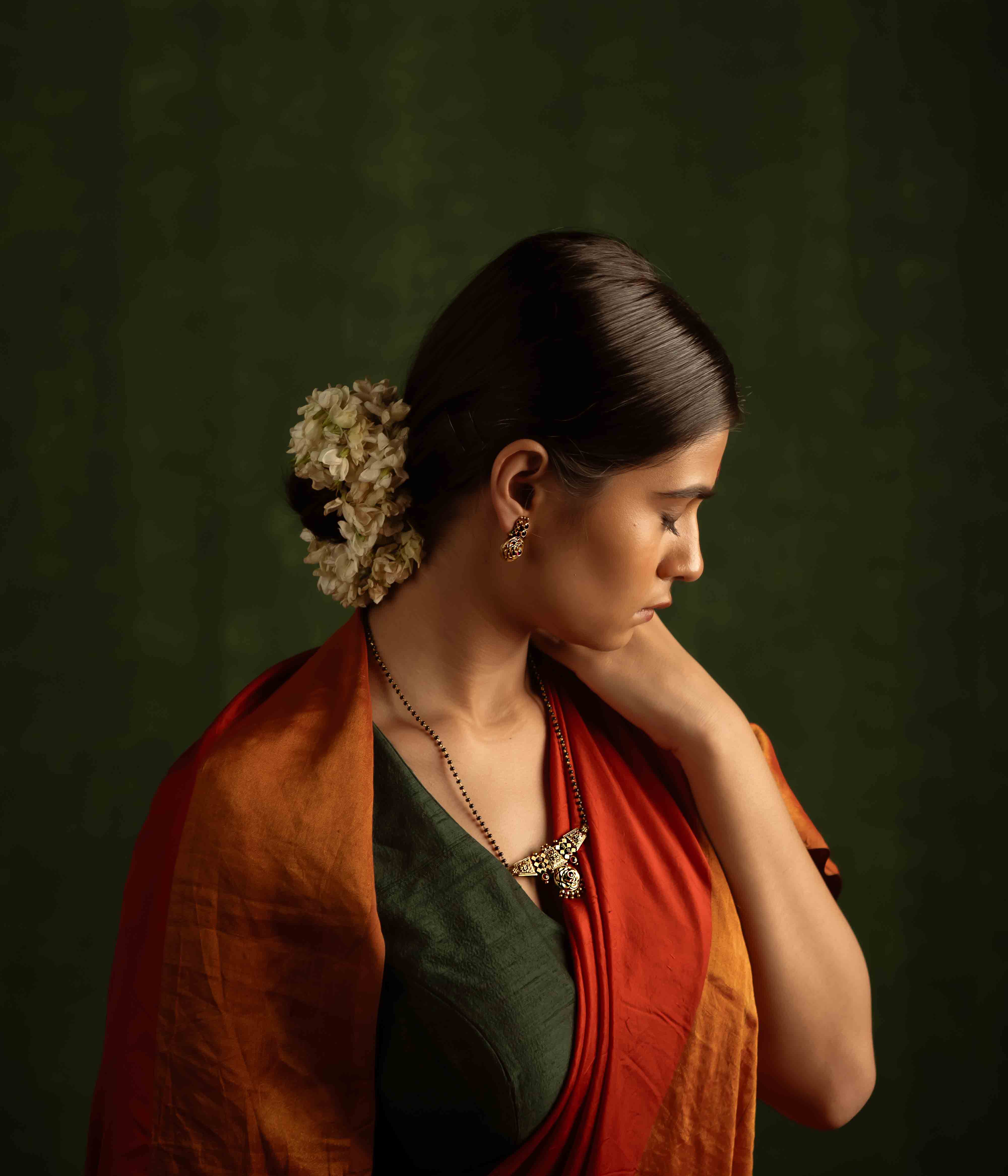Echoes of tradition! Banphool earrings: Gold-plated silver adorned with cultural motifs, honoring India's artistry. A graceful touch of heritage for any style.