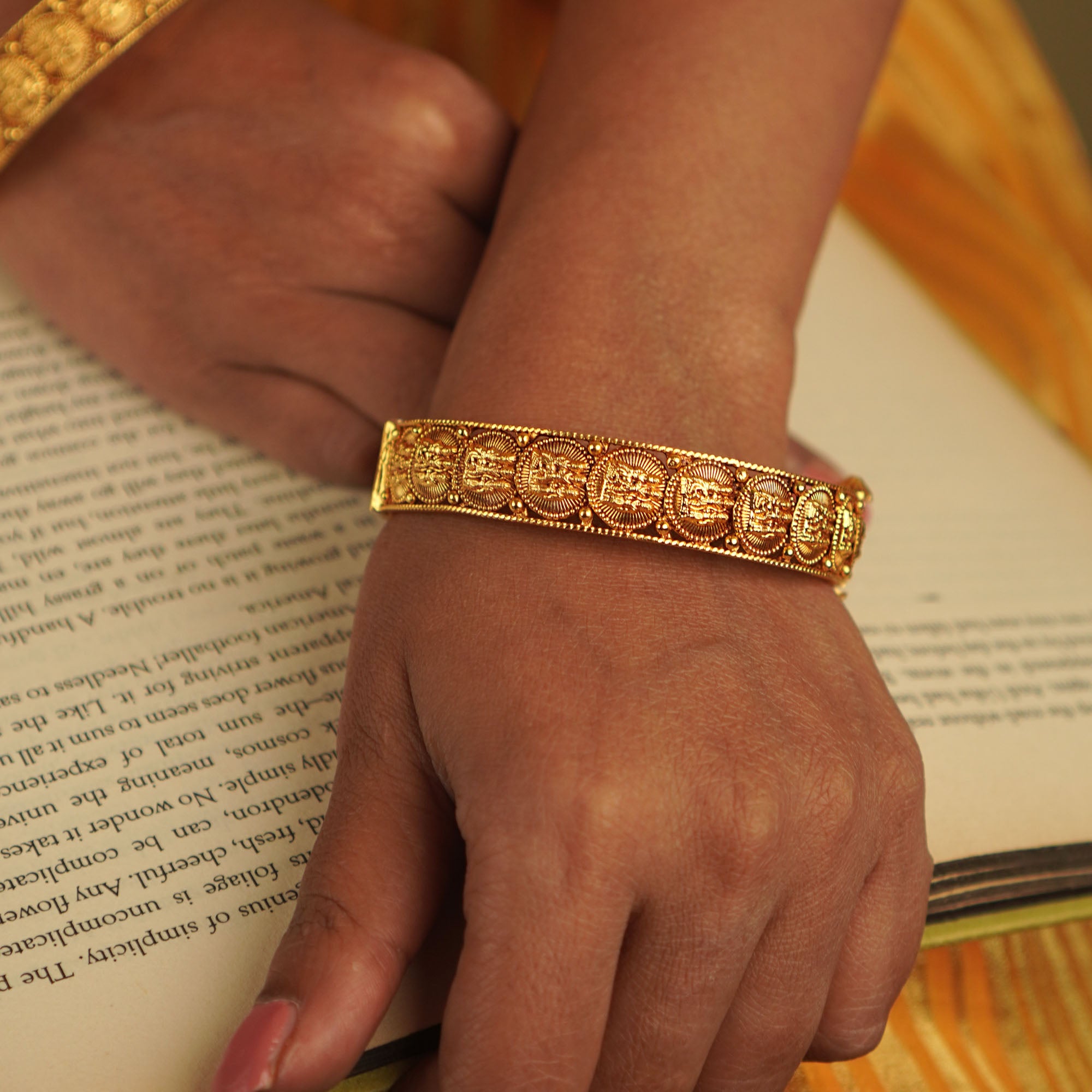 Radiant gold-plated silver kada set with intricate carvings.
Reflects the spirit of cultural celebrations.