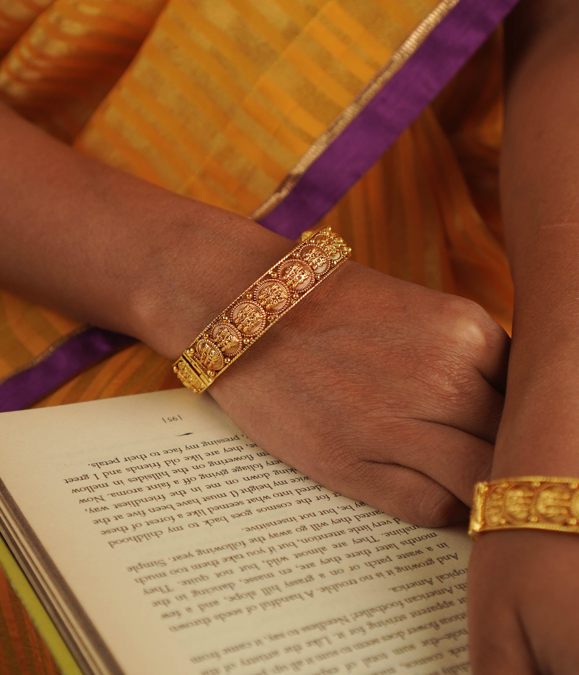 Radiant gold-plated silver kada set with intricate carvings.
Reflects the spirit of cultural celebrations.