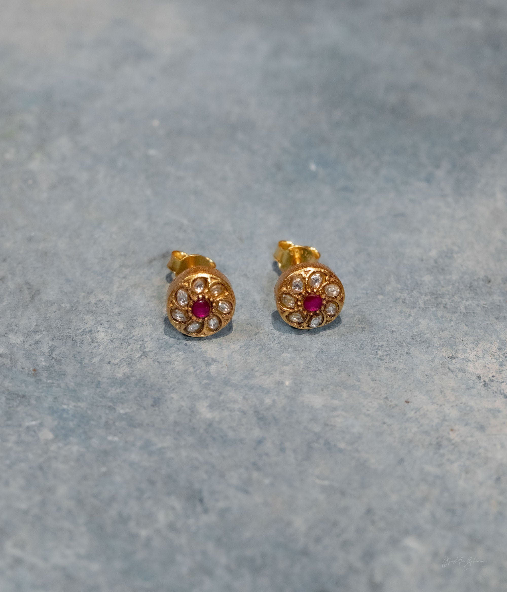 Divya red and white Kundan silver studs close-up