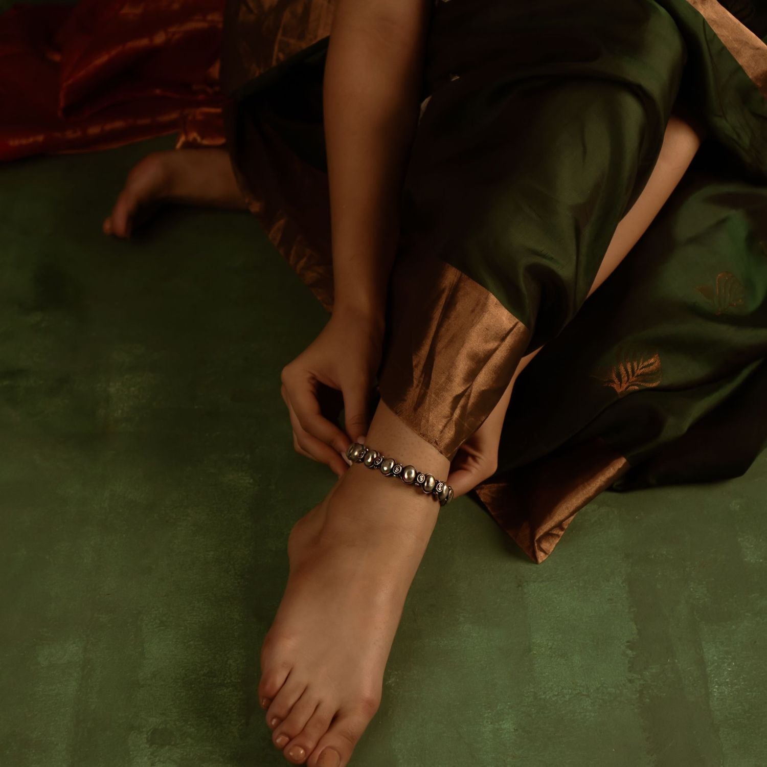 As it graces your ankle, this anklet stands as a tribute to India’s rich craftsmanship, seamlessly blending tradition with timeless elegance.