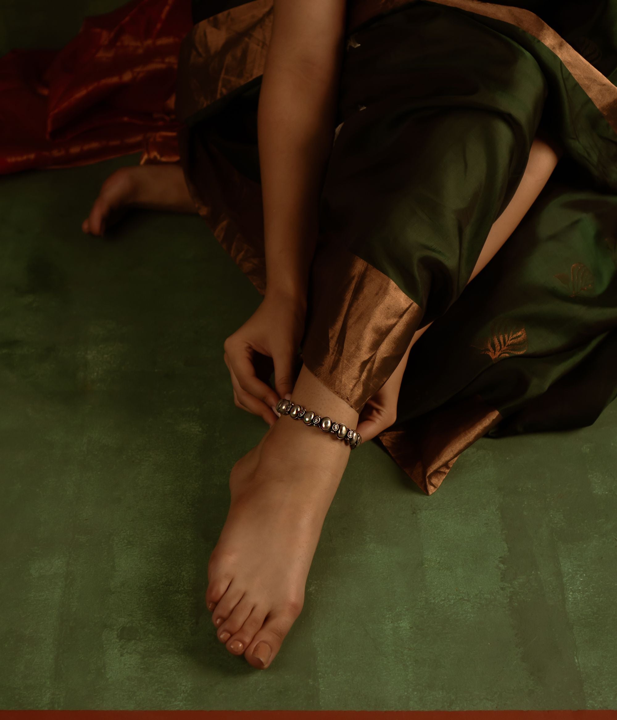 As it graces your ankle, this anklet stands as a tribute to India’s rich craftsmanship, seamlessly blending tradition with timeless elegance.
