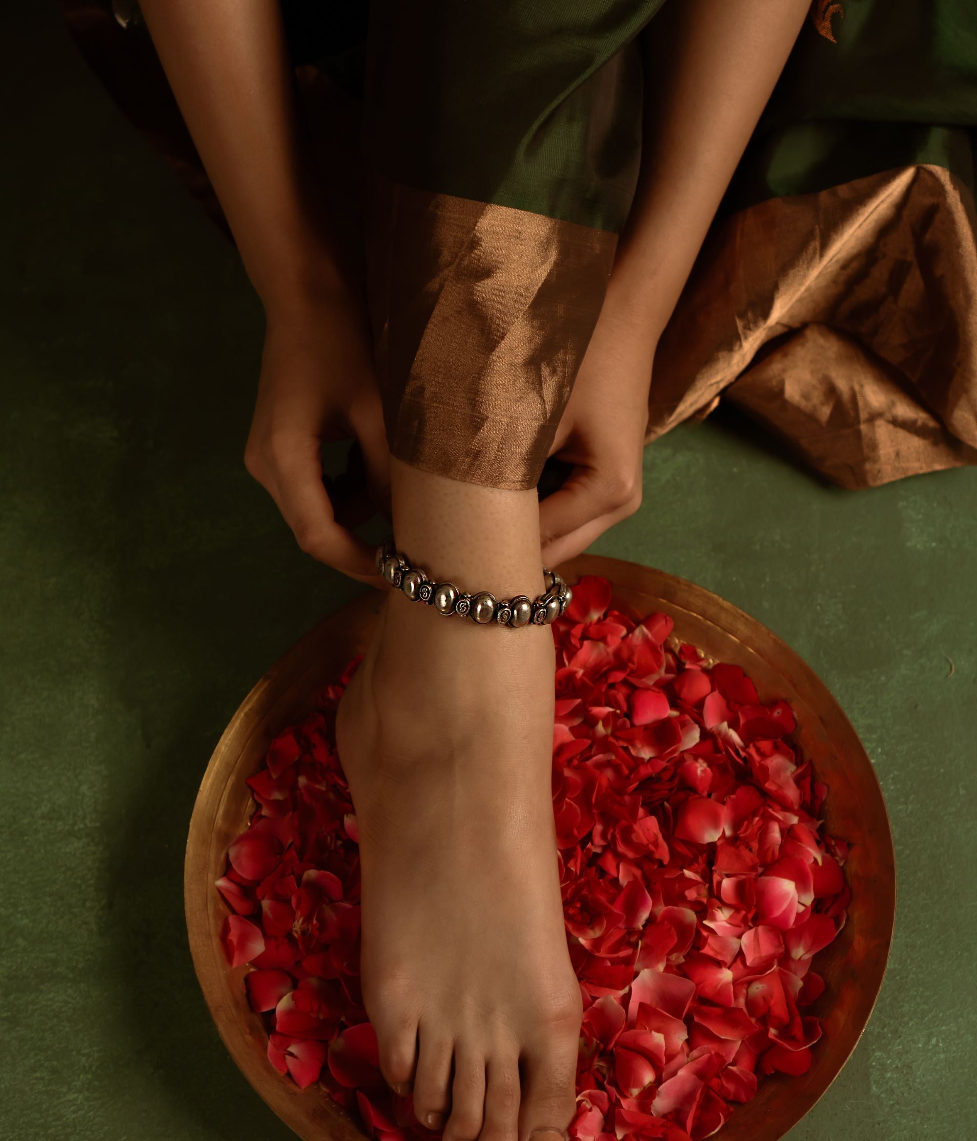 As it graces your ankle, this anklet stands as a tribute to India’s rich craftsmanship, seamlessly blending tradition with timeless elegance.