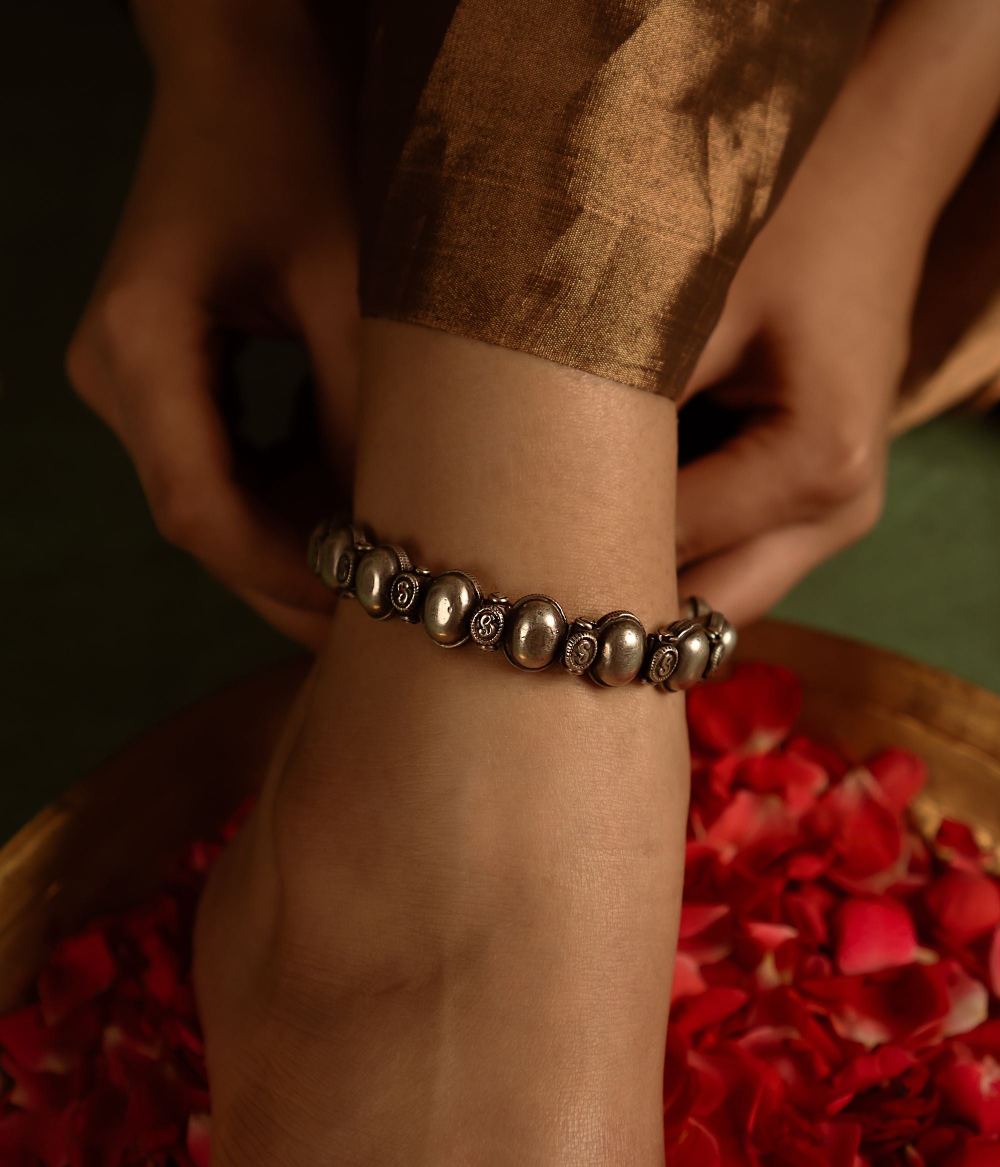 As it graces your ankle, this anklet stands as a tribute to India’s rich craftsmanship, seamlessly blending tradition with timeless elegance.