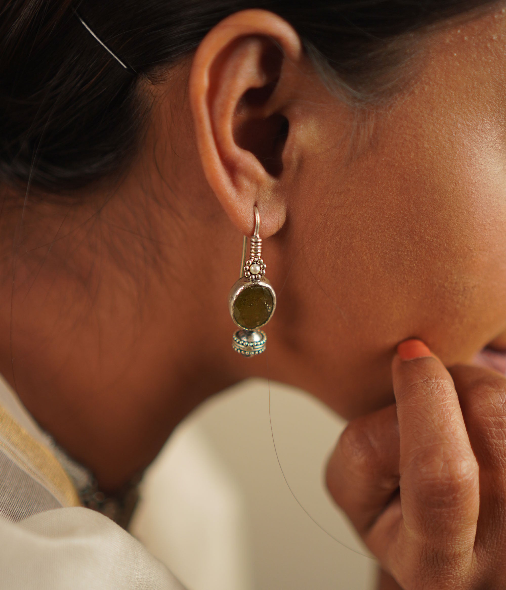 The Jalpa earrings, elegantly handcrafted in oxidized silver, showcase a central gemstone that embodies the perfect harmony of heritage craftsmanship and contemporary sophistication.