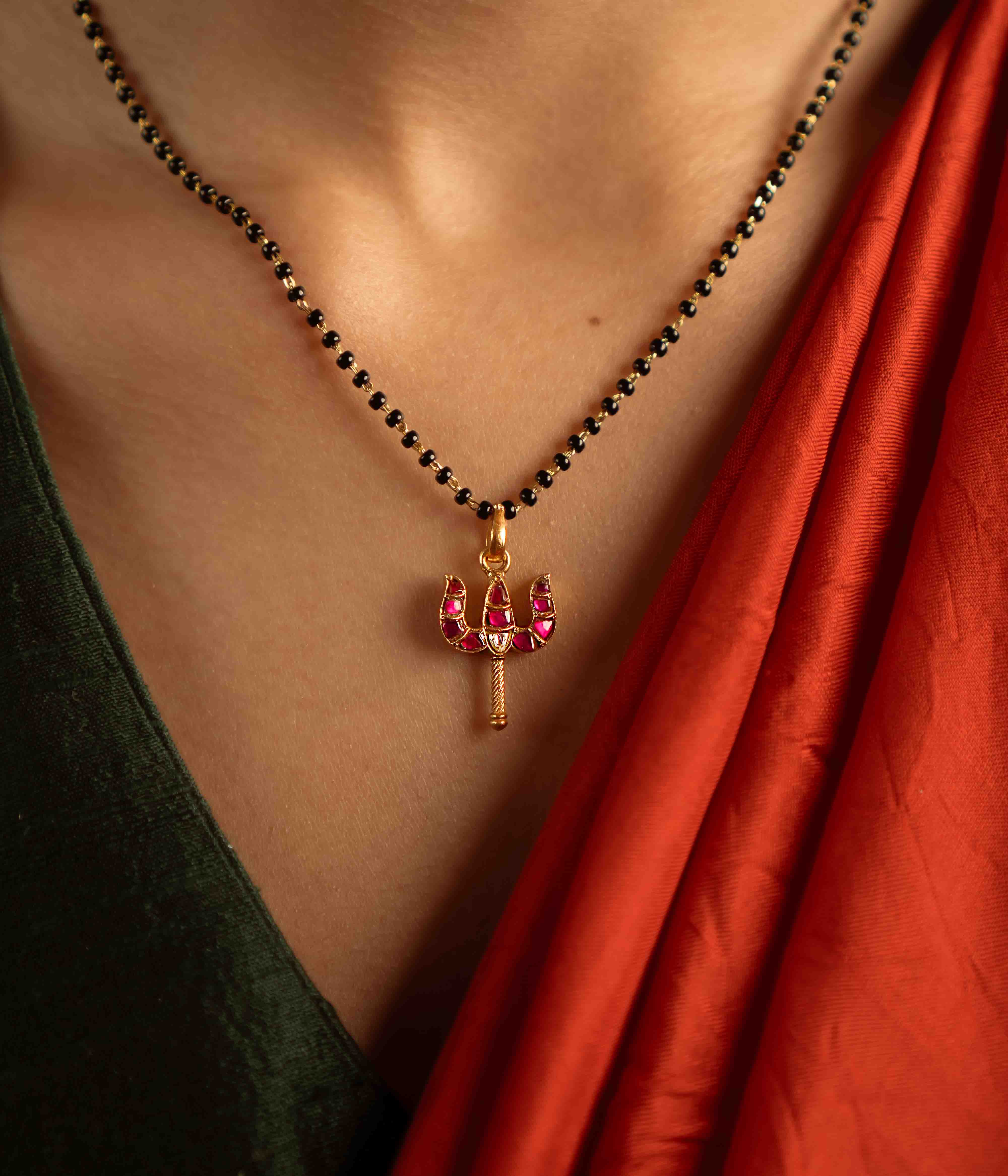 Embrace refined tradition with the Kamalini mangalsutra. The Kundan lotus pendant symbolizes purity, devotion, and eternal love.