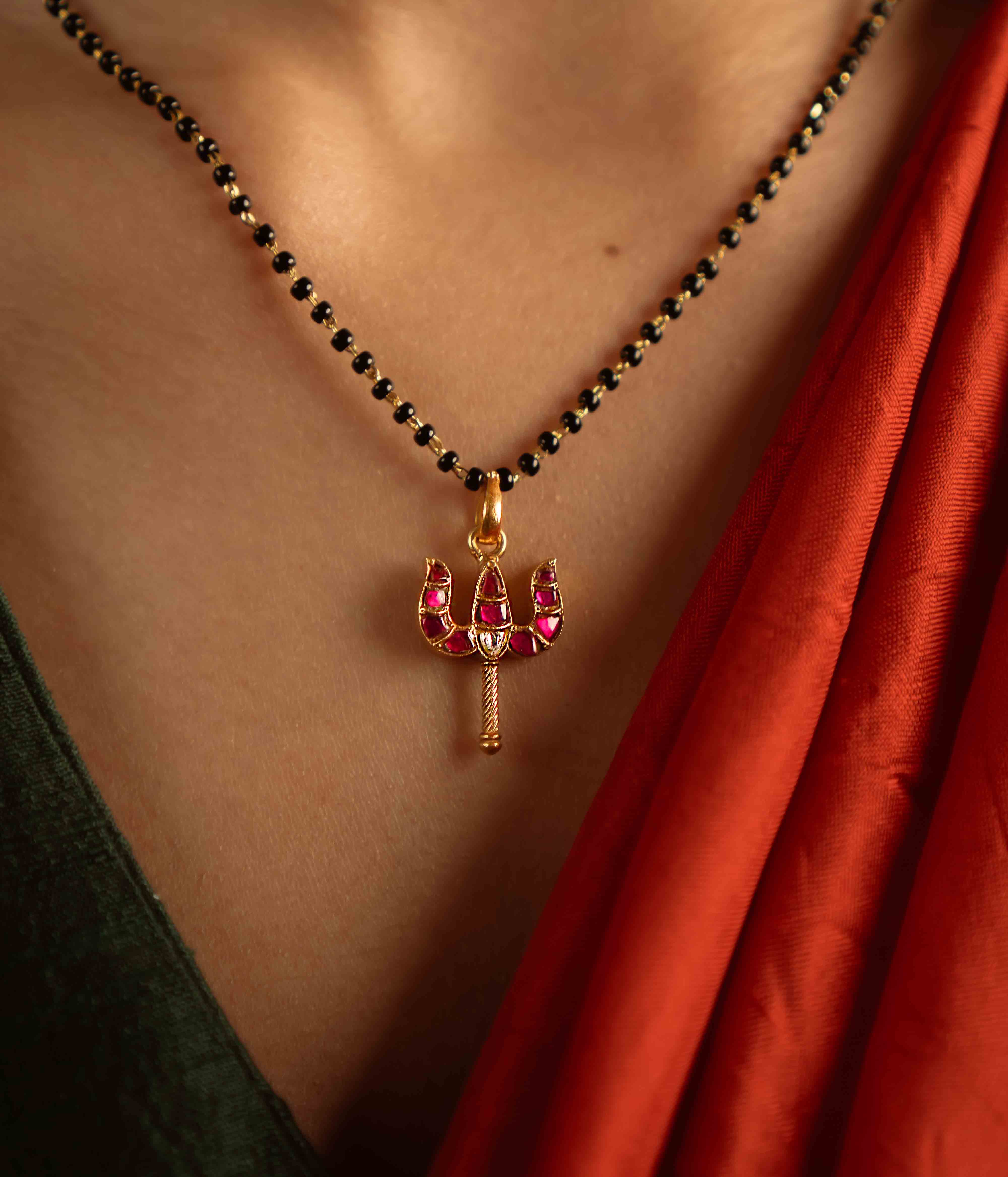 Embrace refined tradition with the Kamalini mangalsutra. The Kundan lotus pendant symbolizes purity, devotion, and eternal love.