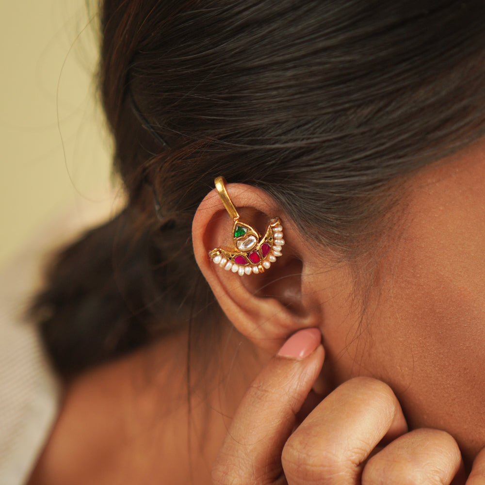 Timeless allure with a modern twist! Kashiti Bugadi: Gold-plated silver, kundan crescent motifs, and pearls come together in a perfect blend of vintage charm and contemporary grace.