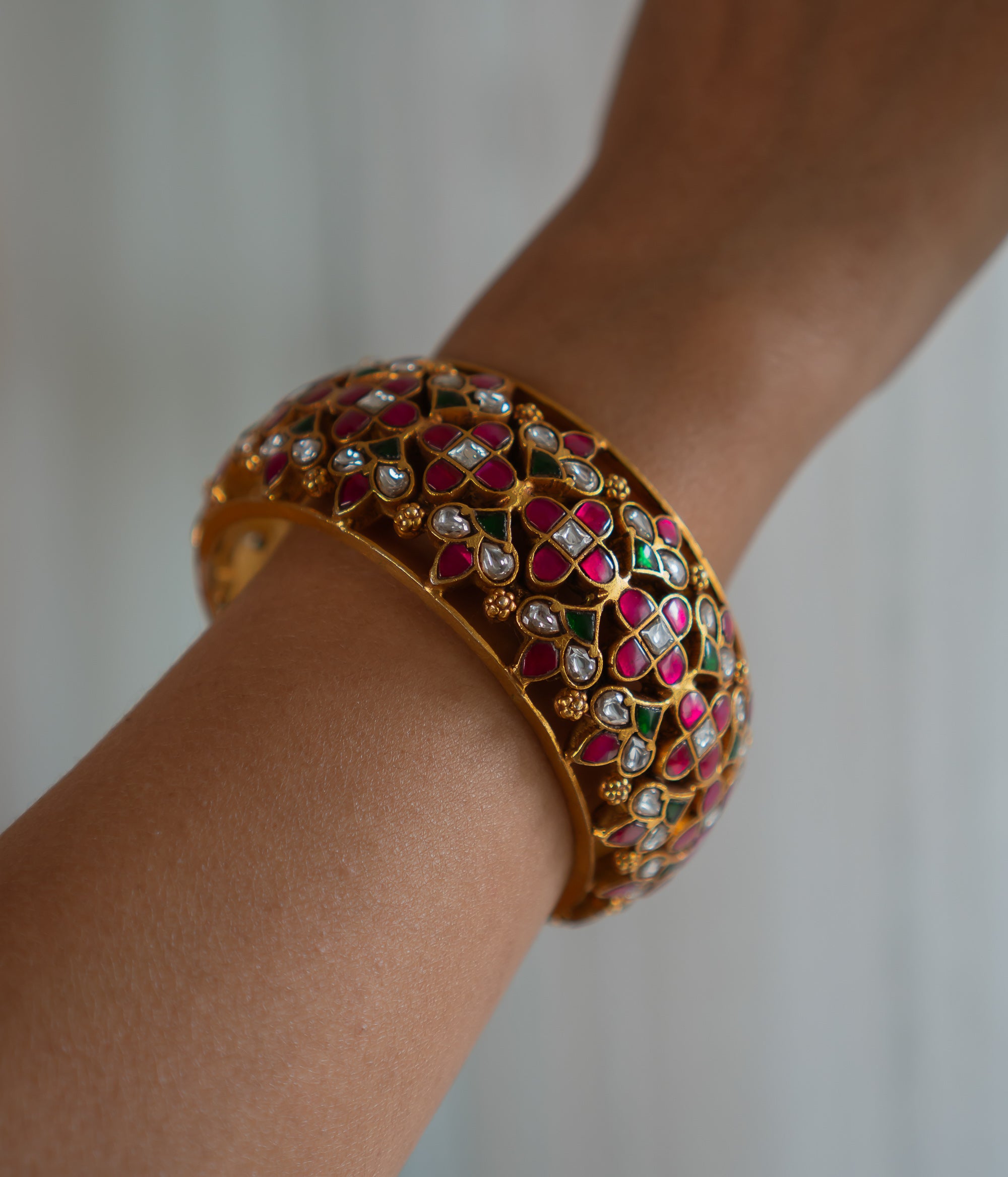 Kashki Red And Green Kundan Kada