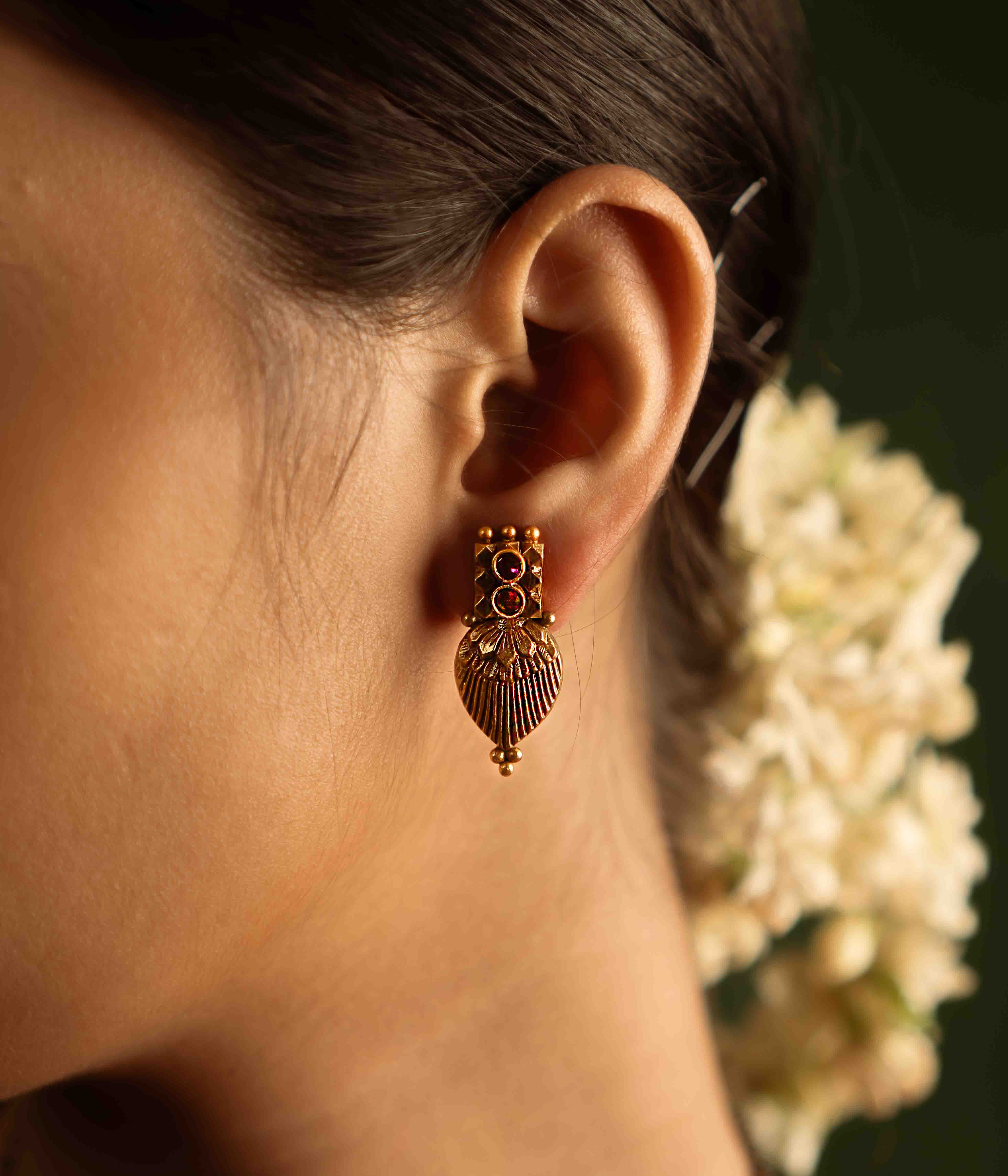 Kund Pushpa earrings with screw fastening handcrafted in Chennai