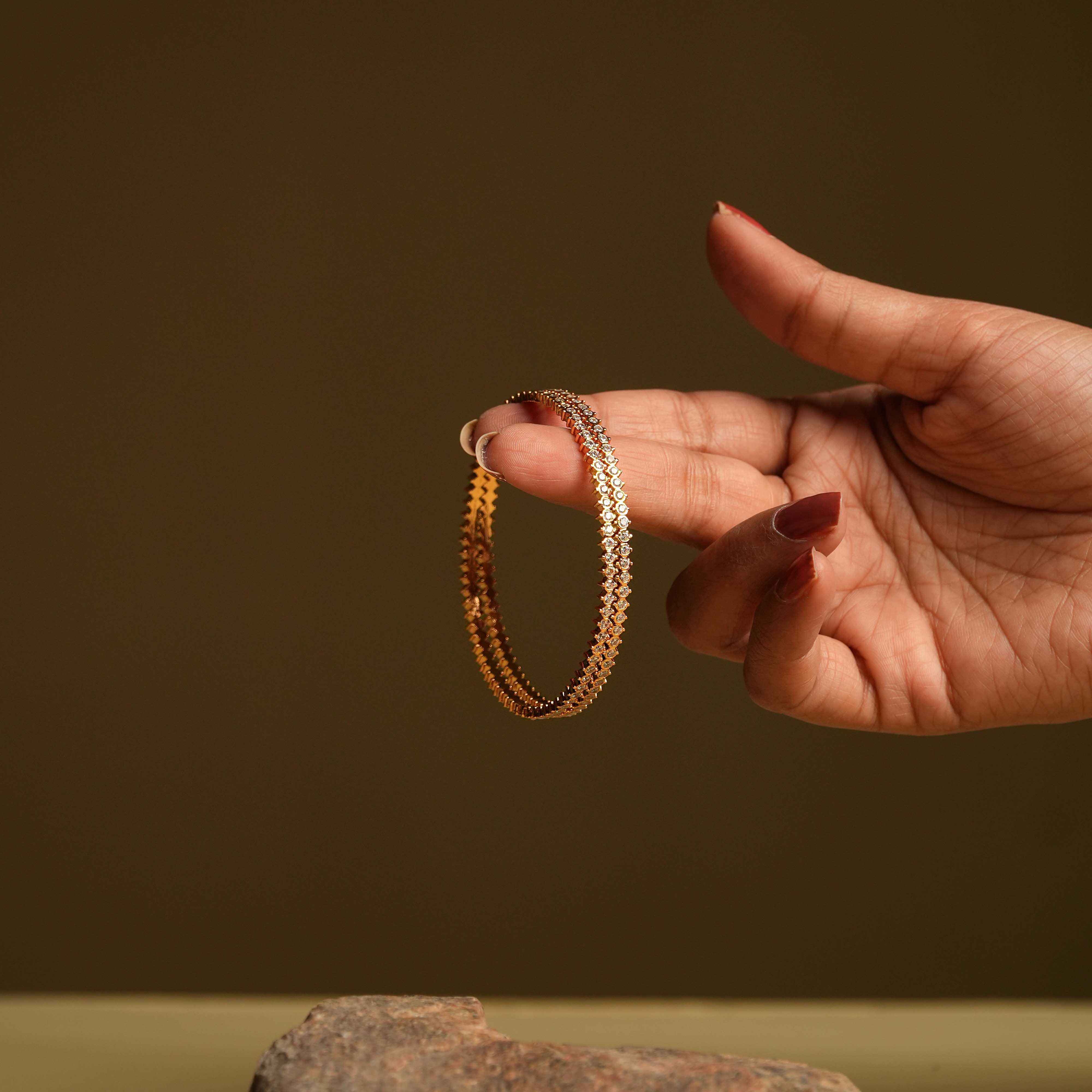 92.5 sterling silver moissanite bangle featuring a vintage Chettinad-inspired stone setting. Its single-line design exudes understated elegance, capturing the timeless charm of a bygone era.