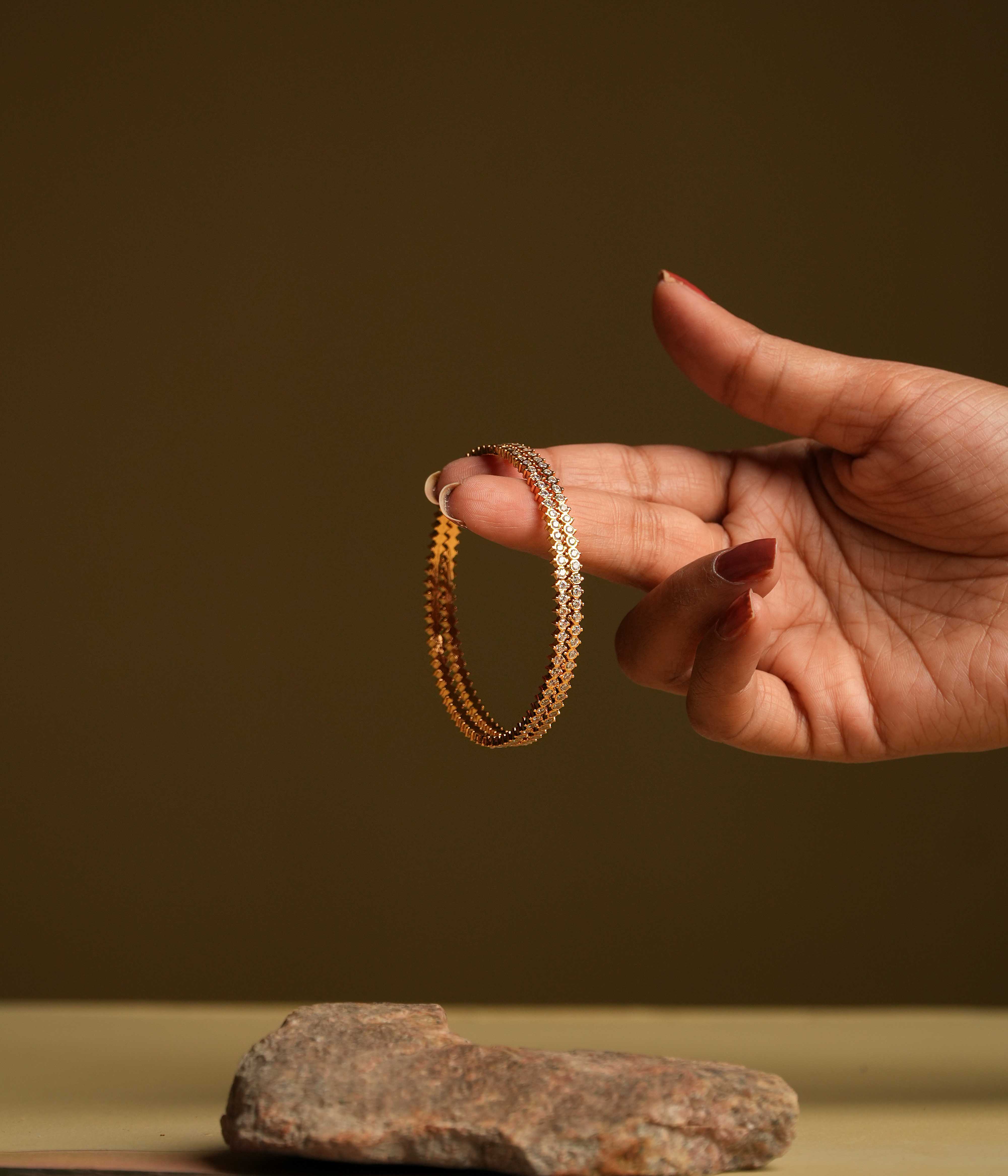 92.5 sterling silver moissanite bangle featuring a vintage Chettinad-inspired stone setting. Its single-line design exudes understated elegance, capturing the timeless charm of a bygone era.