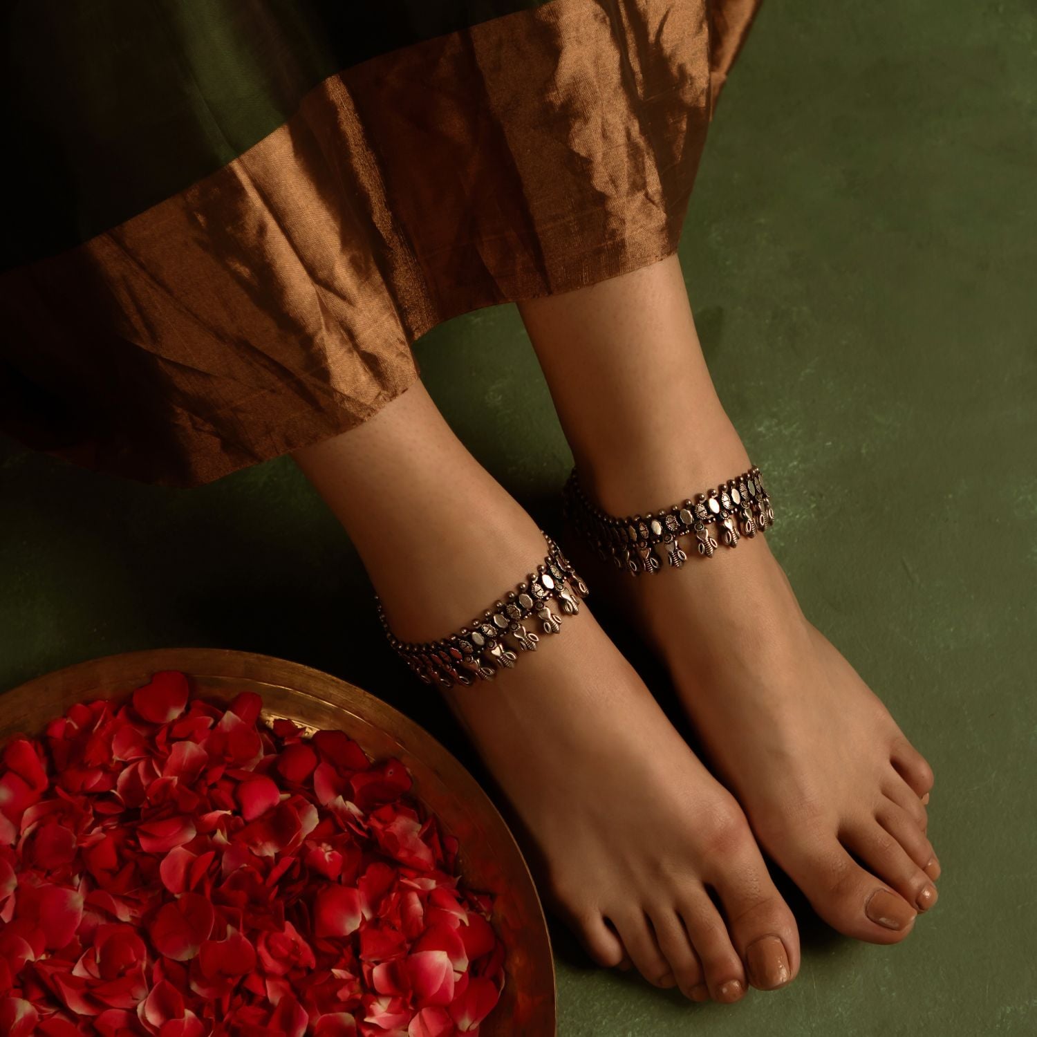 With every step, this anklet tells the story of tribal craftsmanship and heritage, capturing the enduring beauty of India’s artisanal legacy.