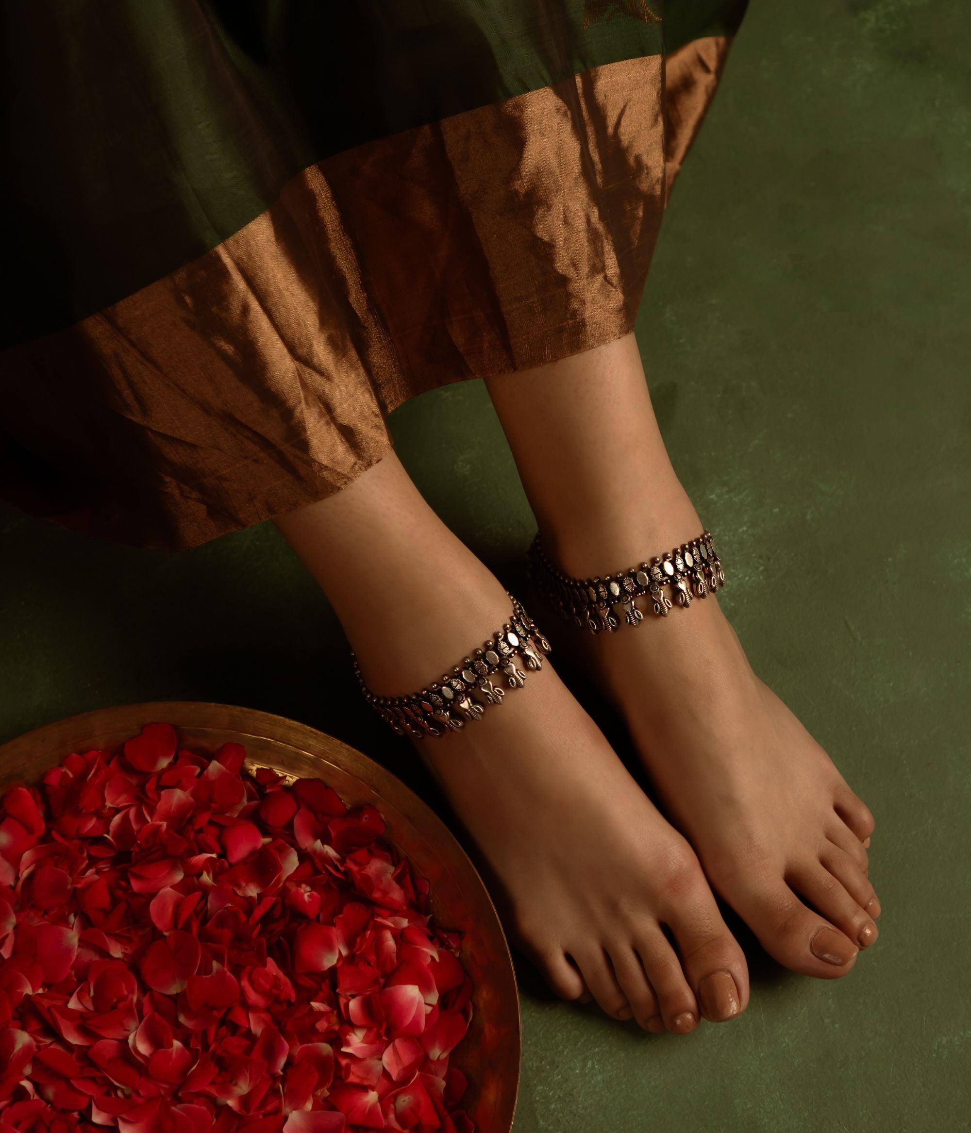 With every step, this anklet tells the story of tribal craftsmanship and heritage, capturing the enduring beauty of India’s artisanal legacy.