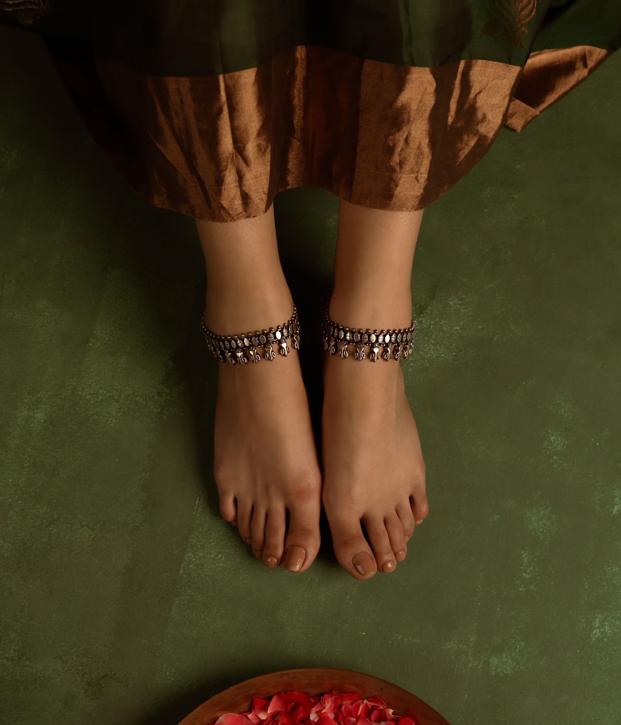 With every step, this anklet tells the story of tribal craftsmanship and heritage, capturing the enduring beauty of India’s artisanal legacy.