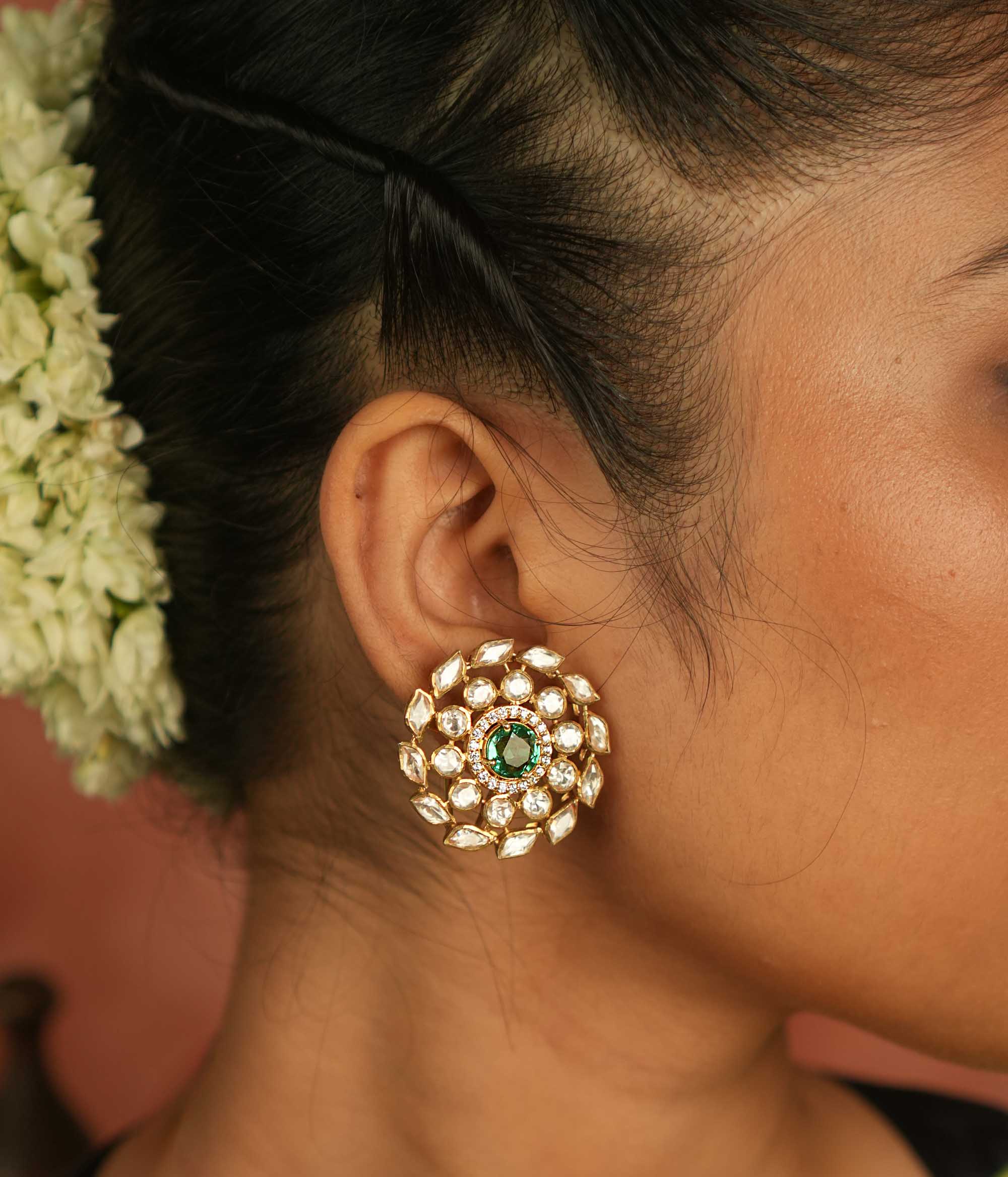 Emerald whispers reborn! Green spinel shines at the heart of polki and CZ stones, a radiant blend of timeless charm and modern elegance.