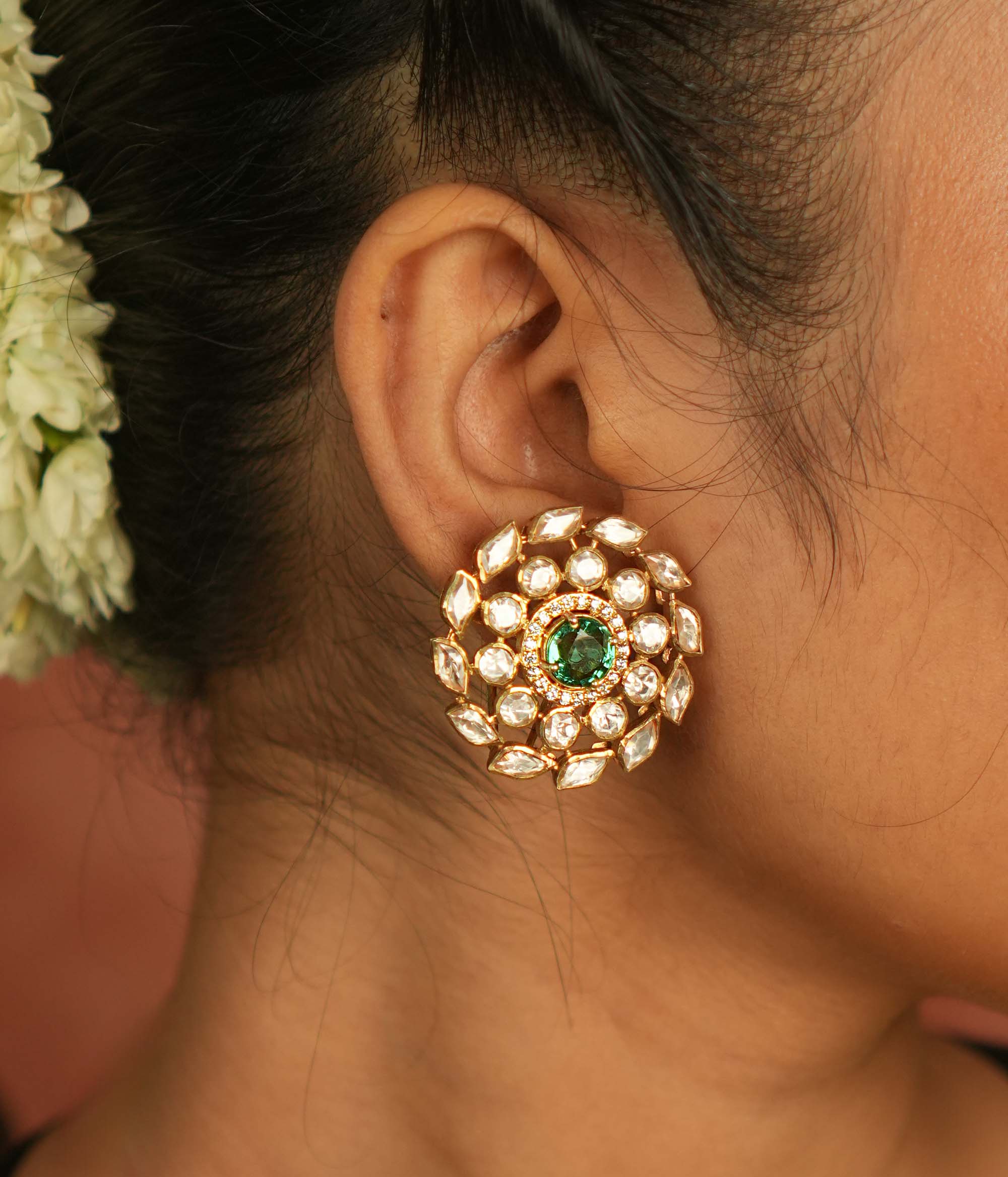 Emerald whispers reborn! Green spinel shines at the heart of polki and CZ stones, a radiant blend of timeless charm and modern elegance.