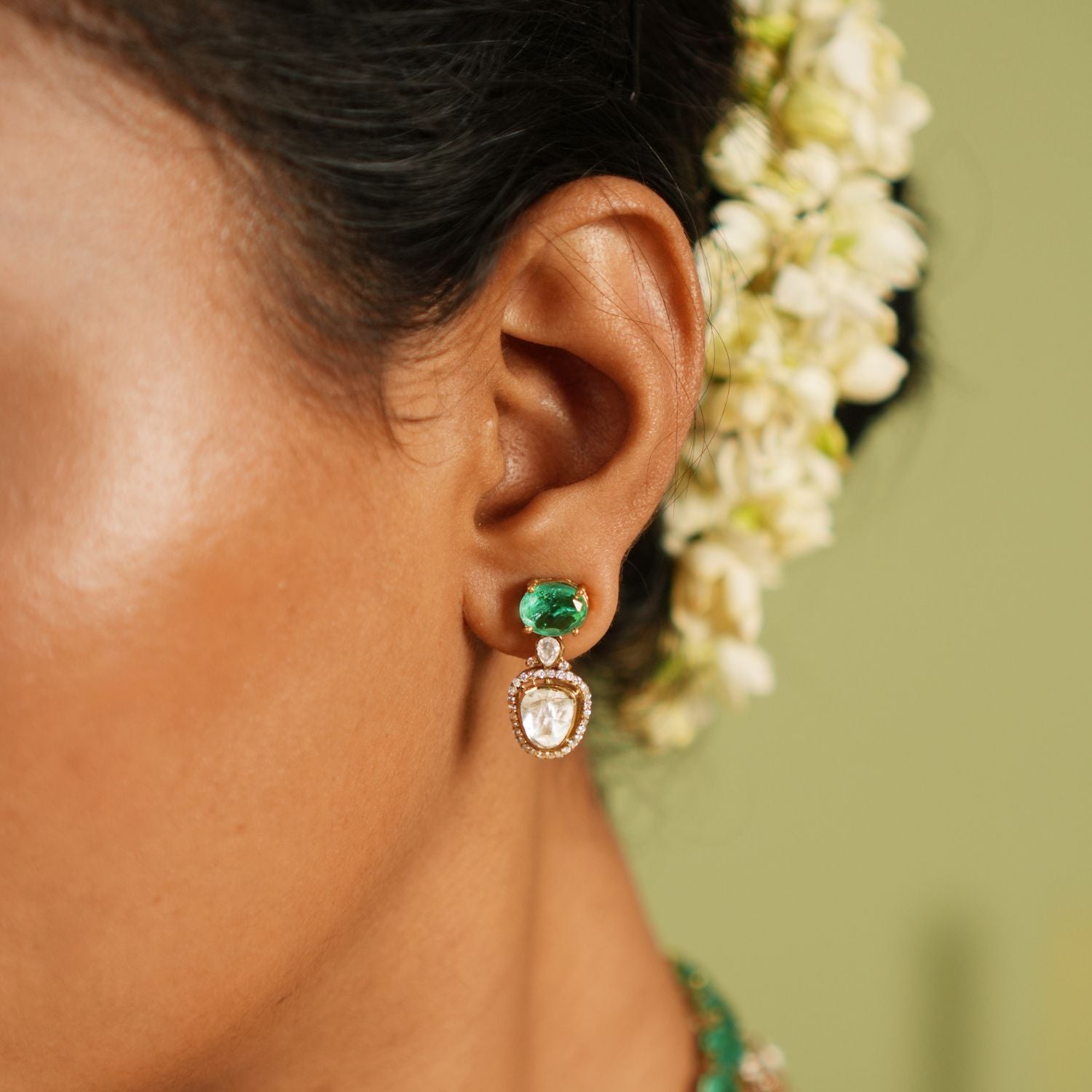 Silver jewellery, gold-plated drop earring featuring a sparkling Polki stone and a green gemstone. A resplendent masterpiece that adorns the ears with timeless sophistication.