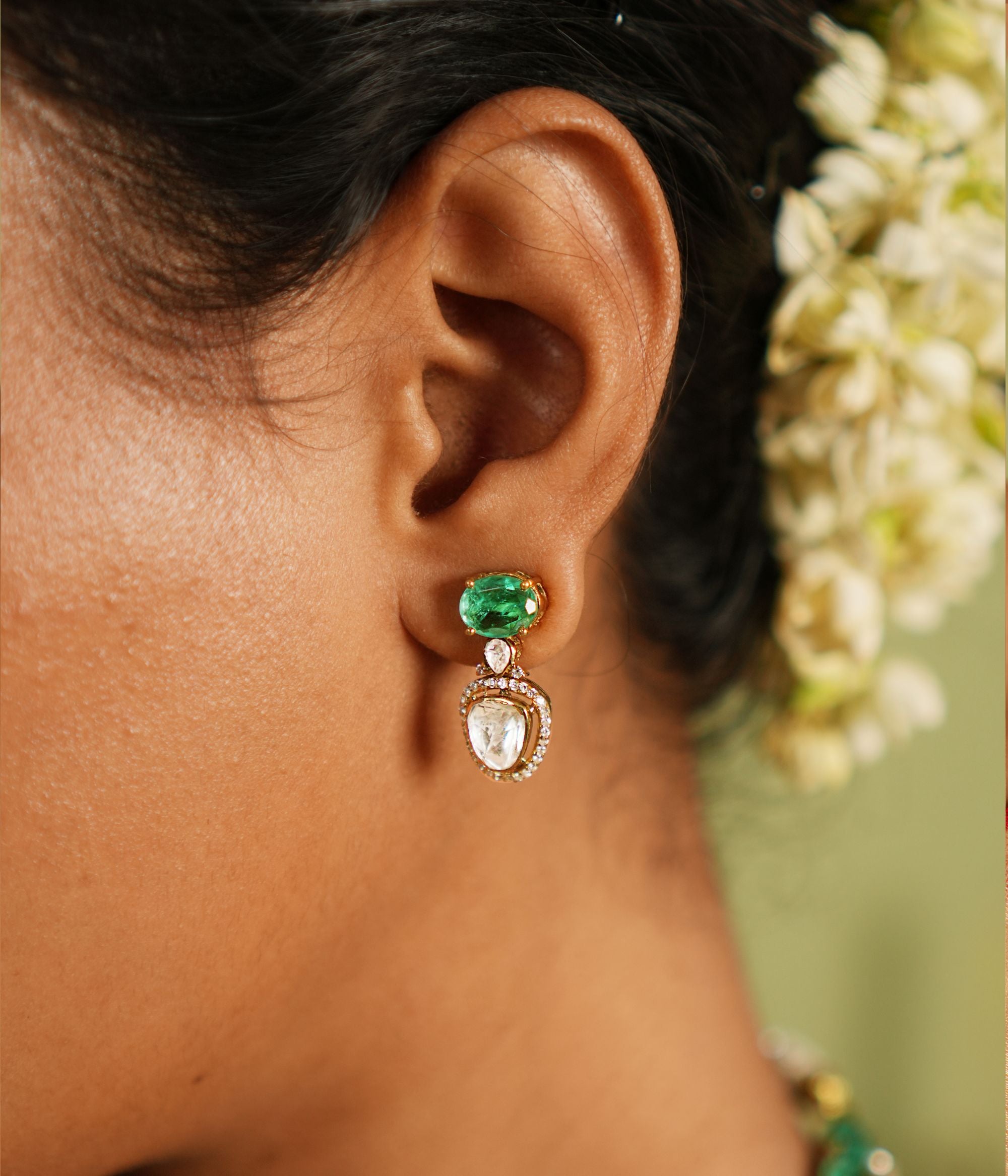 Silver jewellery, gold-plated drop earring featuring a sparkling Polki stone and a green gemstone. A resplendent masterpiece that adorns the ears with timeless sophistication.