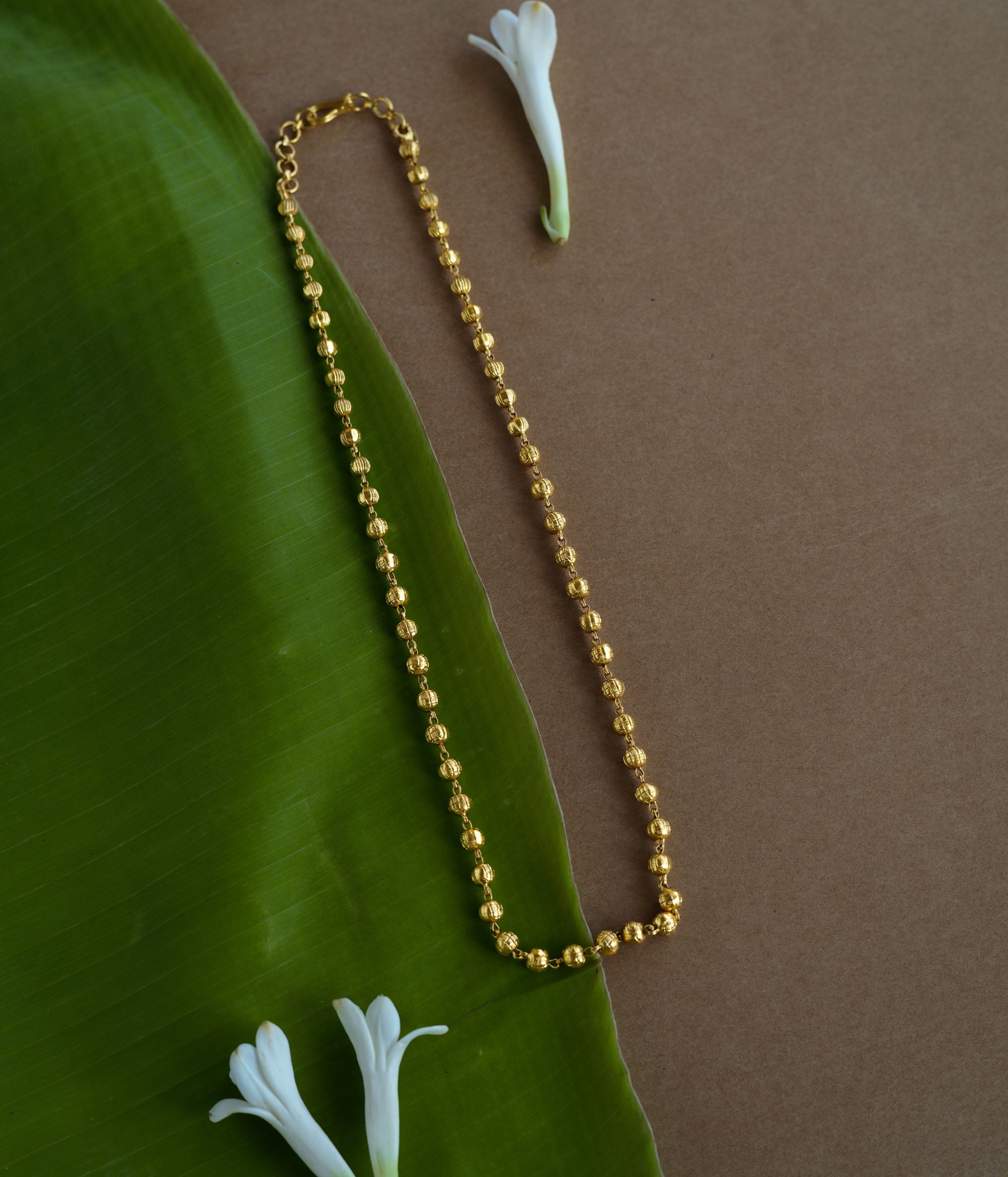 Plain gold beaded chain with ribbed texture, elegant jewelry from the Plain Collection.