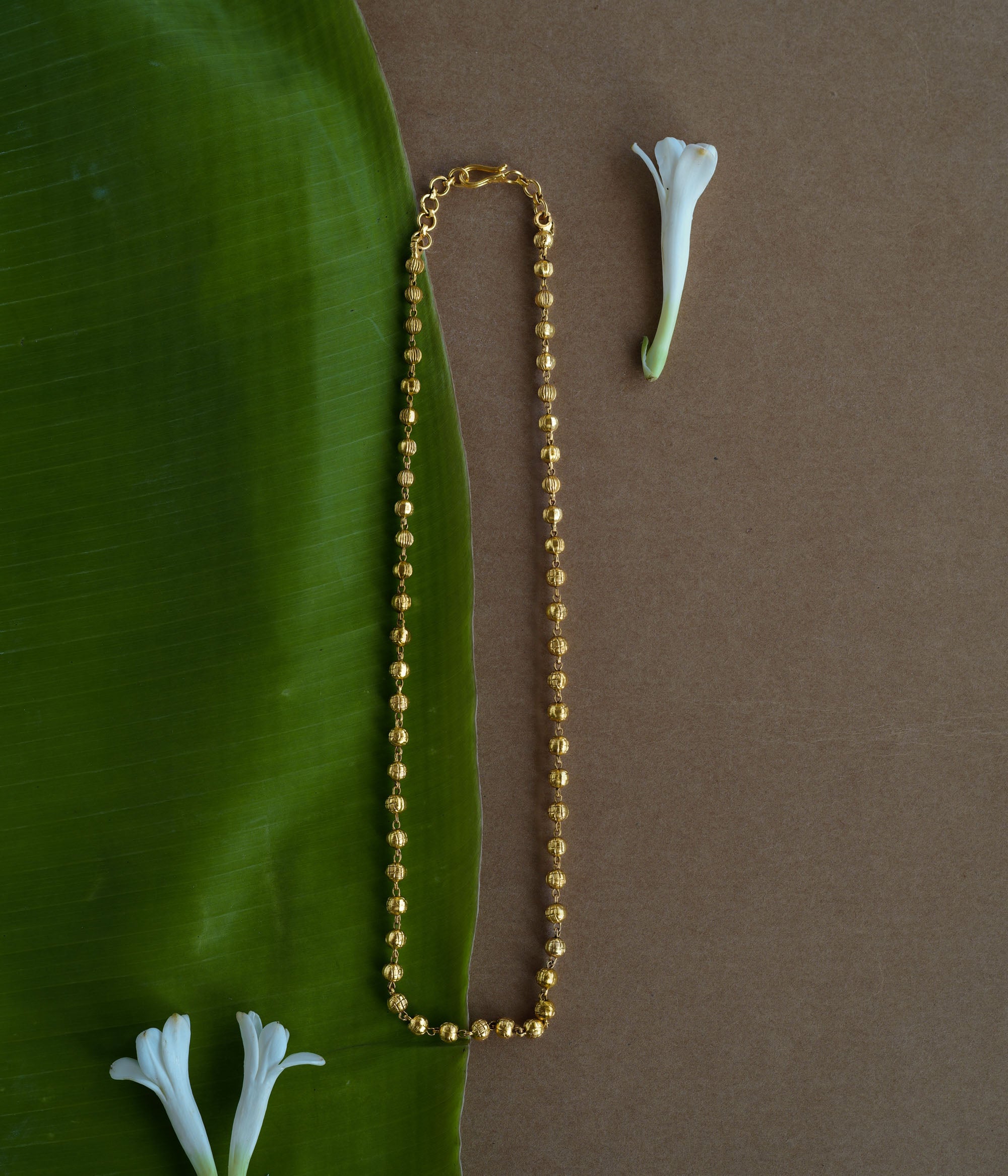 Plain gold beaded chain with ribbed texture, elegant jewelry from the Plain Collection.