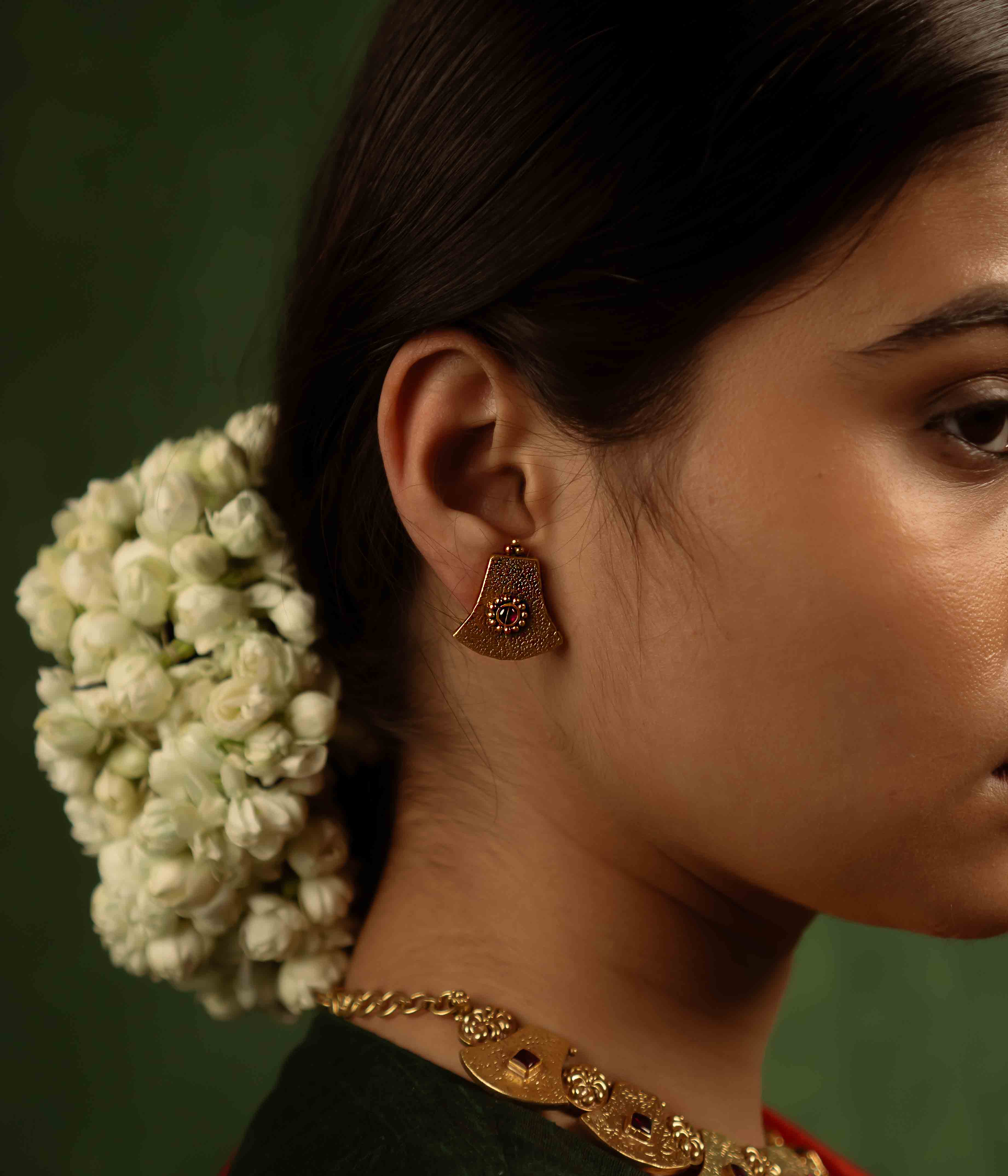 Ancient tales revived! The Peela-Kaner stud earrings (gold-plated silver) capture the essence of tribal heritage with their rich red spinel stones, delivering rustic elegance for the modern woman.