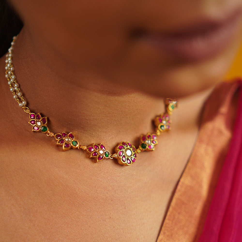 The Primrose choker, meticulously crafted in gold-plated silver, seamlessly merges traditional artistry with contemporary simplicity. An ideal adornment for the modern woman.