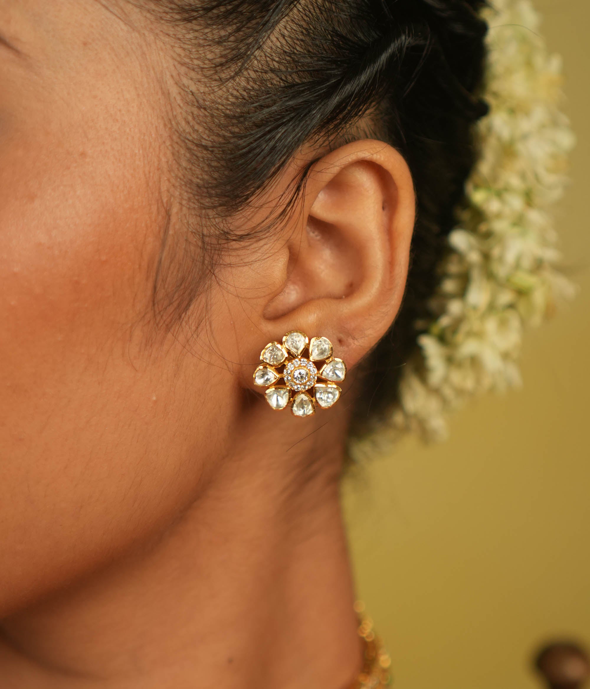 Floral whispers reborn! Minimal Polki stud earring blossoms with timeless grace, a cherished gem for the minimalist connoisseur.