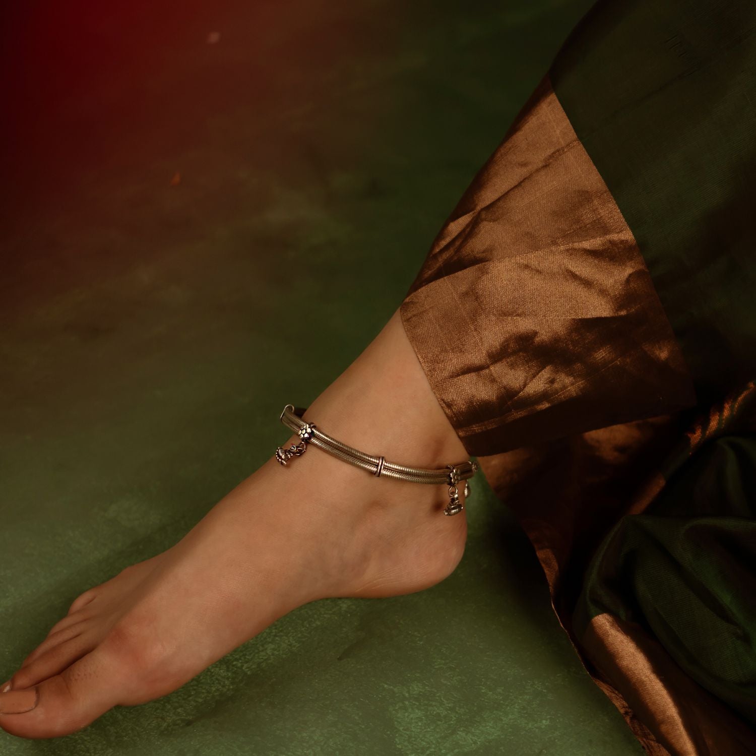 The Rubra anklet, a graceful piece rooted in cultural heritage, weaves a tale of artistry and refinement. Each floral link reflects exquisite craftsmanship, capturing the essence of India's vibrant traditions.