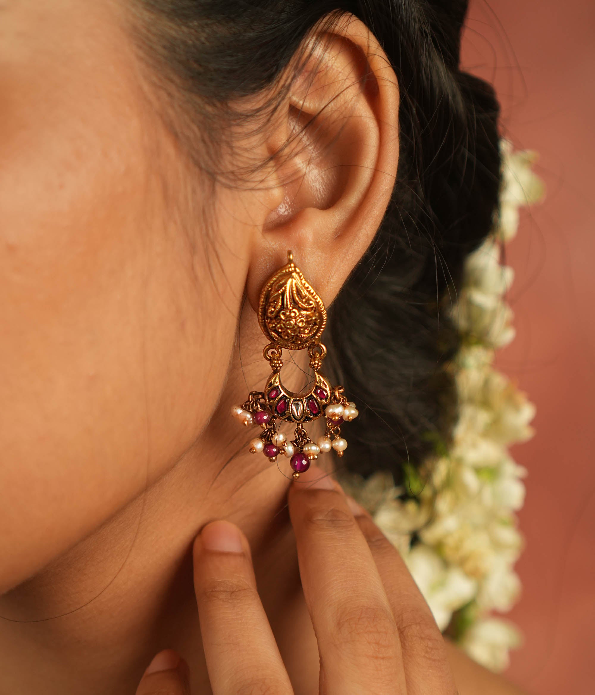 Bazaar whispers reborn! Kundan floral dangler earrings with pearl droplets dance in harmony with vibrant gems, crafting a symphony of elegance.