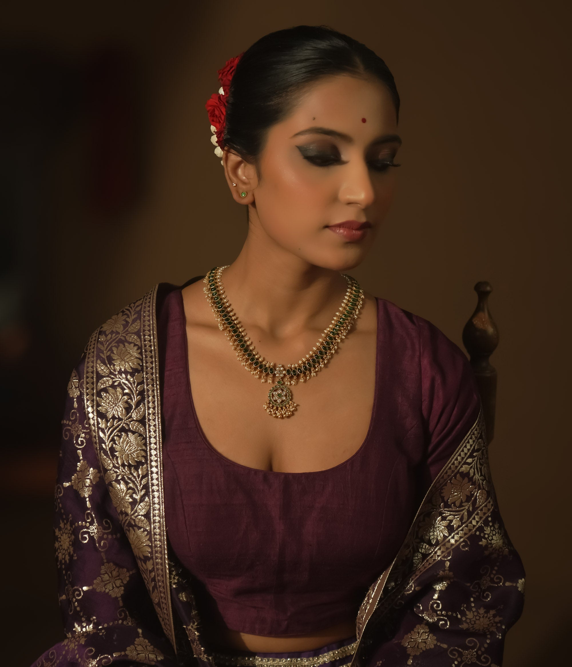 Reversible necklace with green and emerald Kundan, with pearls.