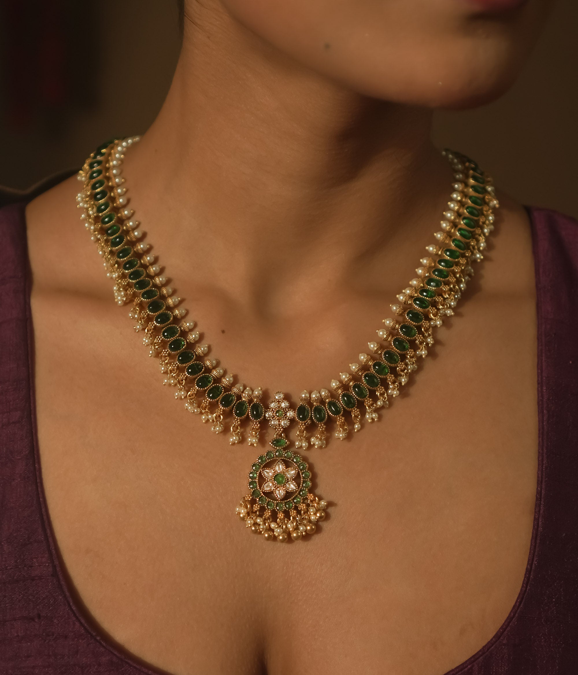 Reversible necklace with green and emerald Kundan, with pearls.