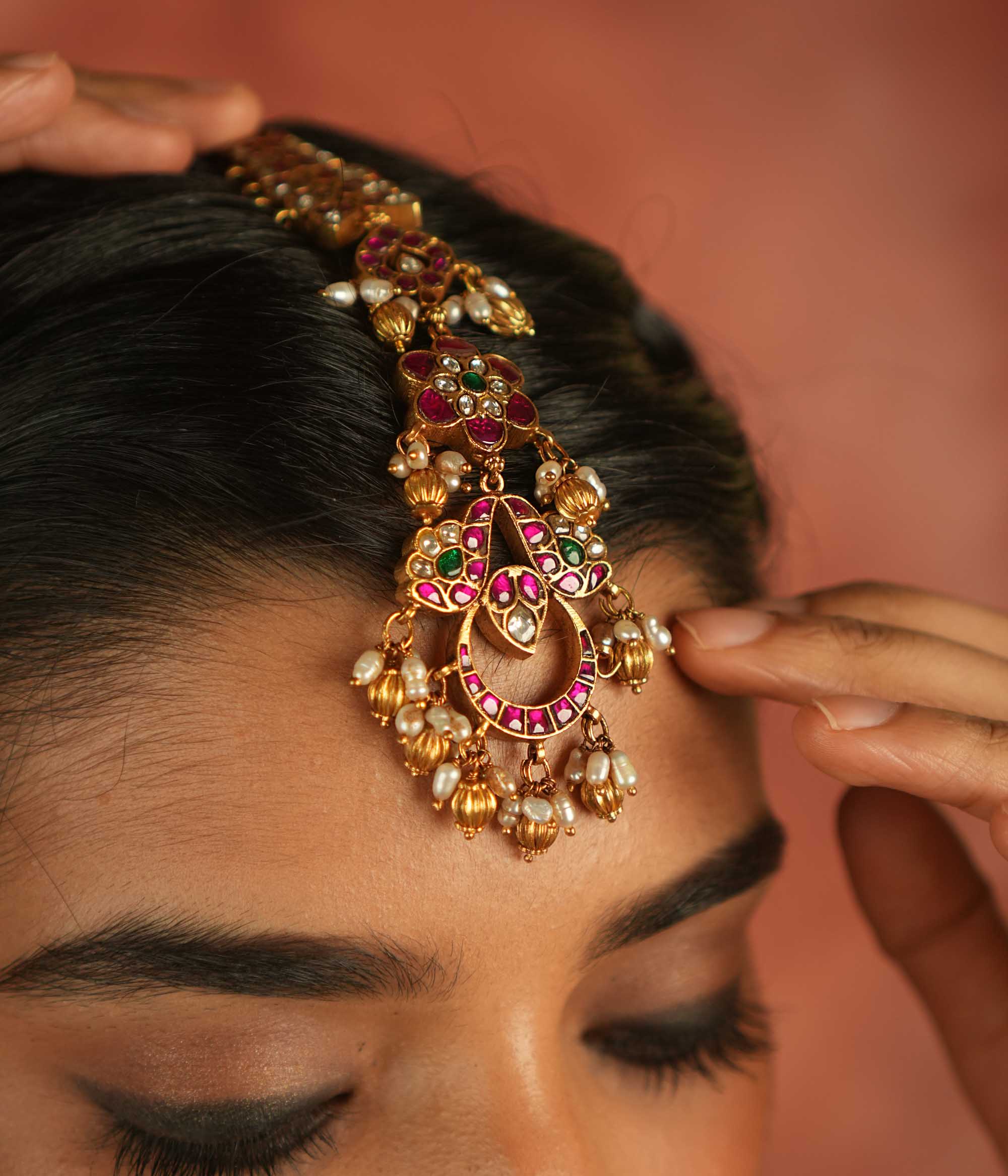 Ethereal bloom reborn! A floral Kundan maangtika adorned with pearls and red beads, where celestial grace meets timeless splendor.