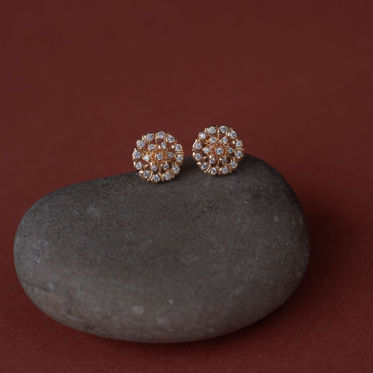 This ear stud, arranged in a delicate floral
motif, shines with divine elegance.