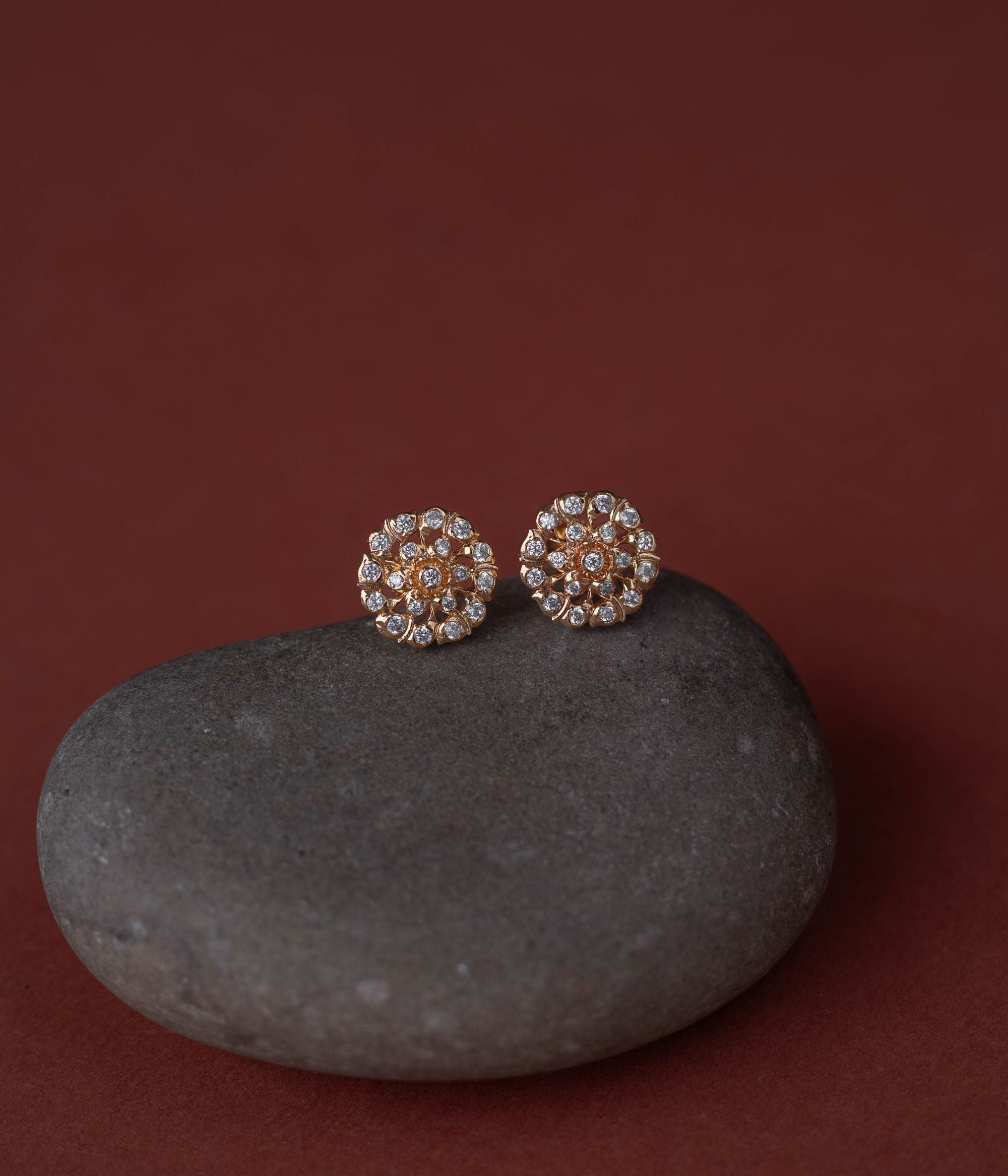 This ear stud, arranged in a delicate floral
motif, shines with divine elegance.
