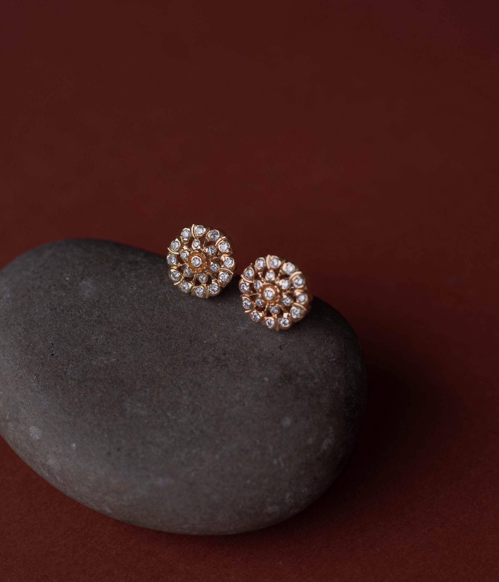 This ear stud, arranged in a delicate floral
motif, shines with divine elegance.