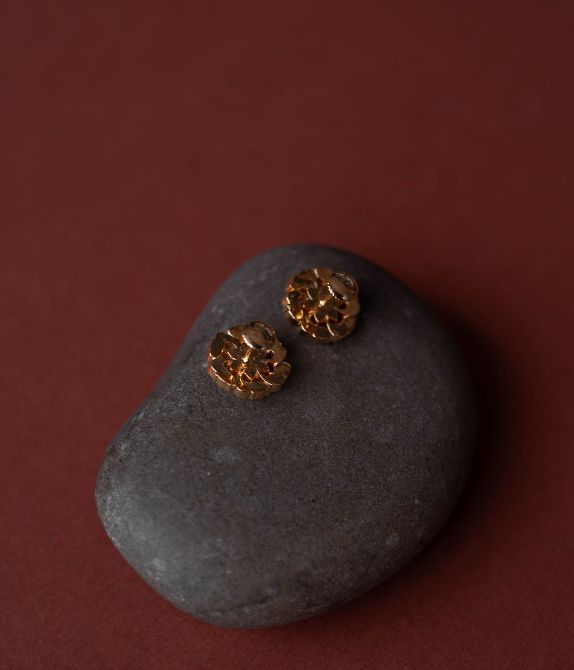 This ear stud, arranged in a delicate floral
motif, shines with divine elegance.